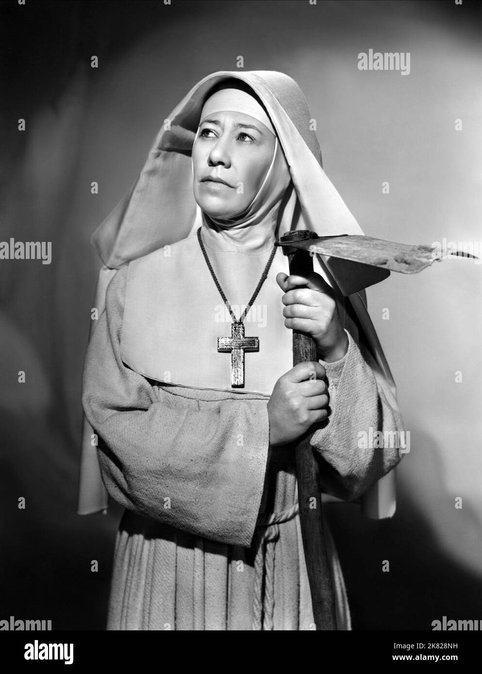 Flora Robson Film: Black Narcissus (USA 1947) Characters: Sister Philippa  Regie:  Michael Powell & Emeric Pressburger, / Literaturverfilmung (Based On The Book By Rumer Godden) Director: Michael Powell, E Pressburger 26 May 1947   **WARNING** This Photograph is for editorial use only and is the copyright of UNIVERSAL PICTURES and/or the Photographer assigned by the Film or Production Company and can only be reproduced by publications in conjunction with the promotion of the above Film. A Mandatory Credit To UNIVERSAL PICTURES is required. The Photographer should also be credited when known. N Stock Photo