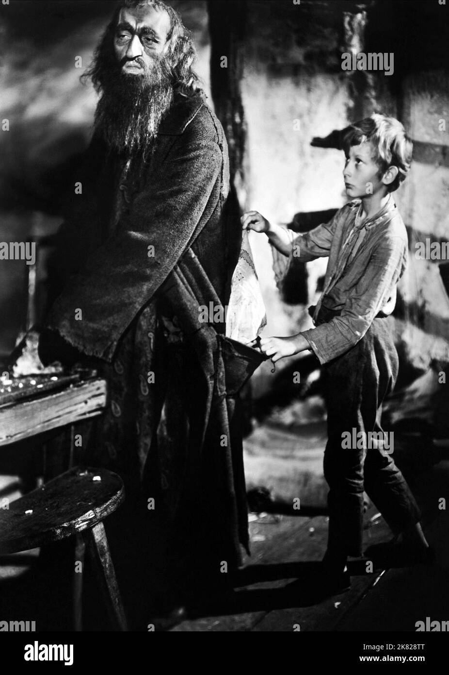 Alec Guinness & John Howard Davies Film: Oliver Twist (UK 1948) Characters: Fagin, Oliver Twist  / Literaturverfilmung (Based On The Book By Charles Dickens) Director: David Lean 28 June 1948   **WARNING** This Photograph is for editorial use only and is the copyright of CINEGUILD and/or the Photographer assigned by the Film or Production Company and can only be reproduced by publications in conjunction with the promotion of the above Film. A Mandatory Credit To CINEGUILD is required. The Photographer should also be credited when known. No commercial use can be granted without written authorit Stock Photo