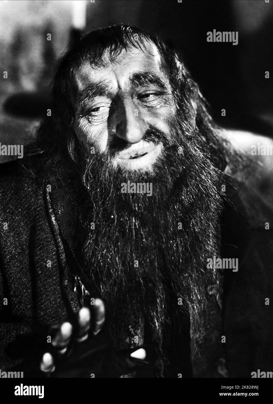 Alec Guinness Film: Oliver Twist (UK 1948) Characters: Fagin  / Literaturverfilmung (Based On The Book By Charles Dickens) Director: David Lean 28 June 1948   **WARNING** This Photograph is for editorial use only and is the copyright of CINEGUILD and/or the Photographer assigned by the Film or Production Company and can only be reproduced by publications in conjunction with the promotion of the above Film. A Mandatory Credit To CINEGUILD is required. The Photographer should also be credited when known. No commercial use can be granted without written authority from the Film Company. Stock Photo