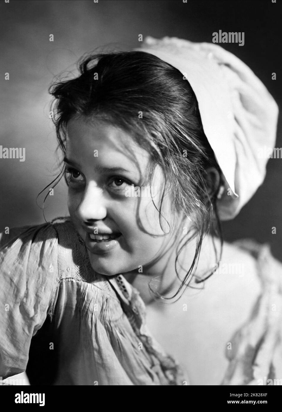 Diana Dors Film: Oliver Twist (UK 1948) Characters: Charlotte  / Literaturverfilmung (Based On The Book By Charles Dickens) Director: David Lean 28 June 1948   **WARNING** This Photograph is for editorial use only and is the copyright of CINEGUILD and/or the Photographer assigned by the Film or Production Company and can only be reproduced by publications in conjunction with the promotion of the above Film. A Mandatory Credit To CINEGUILD is required. The Photographer should also be credited when known. No commercial use can be granted without written authority from the Film Company. Stock Photo