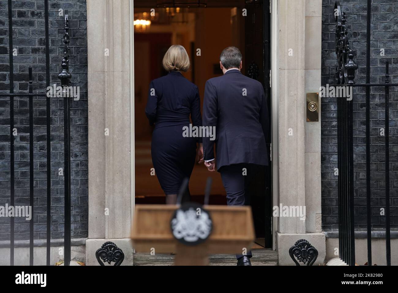Liz Truss, with her husband Hugh O'Leary, walks back into 10 Downing Street, London, after making a statement where she announced her resignation as Prime Minister. Picture date: Thursday October 20, 2022. Stock Photo