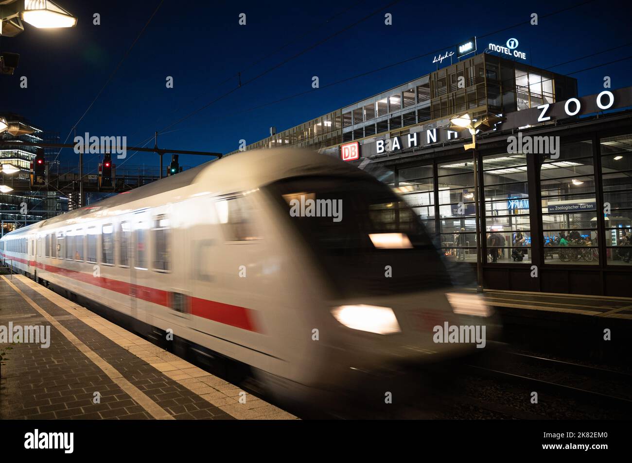 07.10.2022, Berlin, Germany, Europe - An Intercity train passes through Zoologischer Garten station in the district of Charlottenburg in the evening. Stock Photo