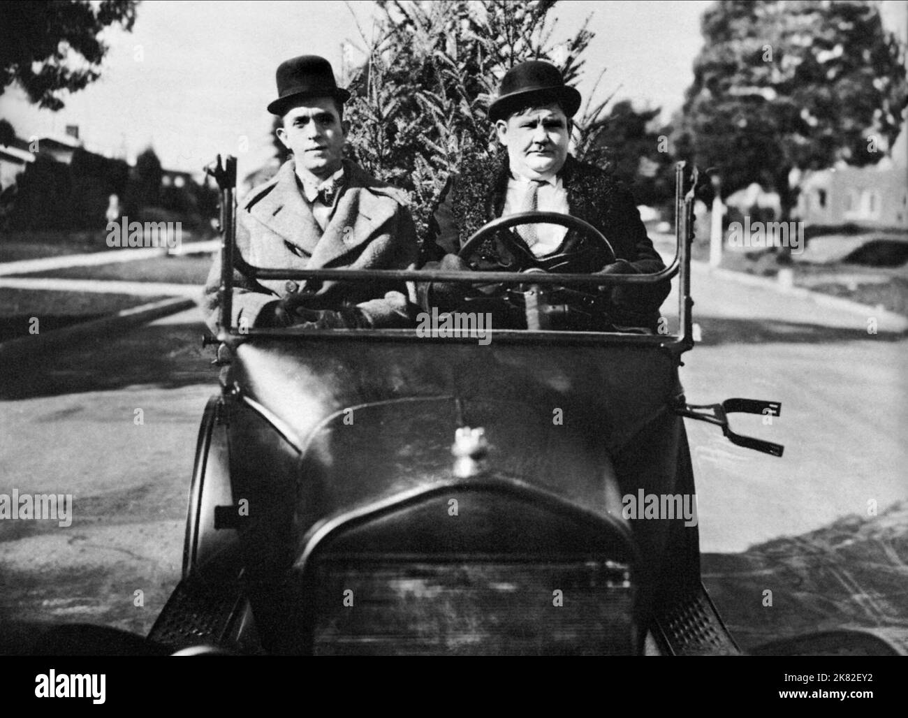 Stan Laurel & Oliver Hardy Film: Big Business; Laurel And Hardy: Big Business (USA 1929) Characters: Stan & Ollie  / Titel Auch: 'Vom Wahnsinn Umzingelt' Oder 'Laurel & Hardy - Das Große Geschäft' Director: James W. Horne & Leo Mccarey 20 April 1929   **WARNING** This Photograph is for editorial use only and is the copyright of HAL ROACH STUDIOS and/or the Photographer assigned by the Film or Production Company and can only be reproduced by publications in conjunction with the promotion of the above Film. A Mandatory Credit To HAL ROACH STUDIOS is required. The Photographer should also be cred Stock Photo