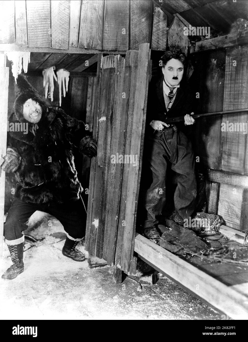 Mack Swain & Charles Chaplin Film: The Gold Rush (USA 1925) Characters: Big Jim McKay, The Lone Prospector  / Stummfilm Director: Charles Chaplin 26 June 1925   **WARNING** This Photograph is for editorial use only and is the copyright of CHARLES CHAPLIN PRODUCTIONS and/or the Photographer assigned by the Film or Production Company and can only be reproduced by publications in conjunction with the promotion of the above Film. A Mandatory Credit To CHARLES CHAPLIN PRODUCTIONS is required. The Photographer should also be credited when known. No commercial use can be granted without written autho Stock Photo