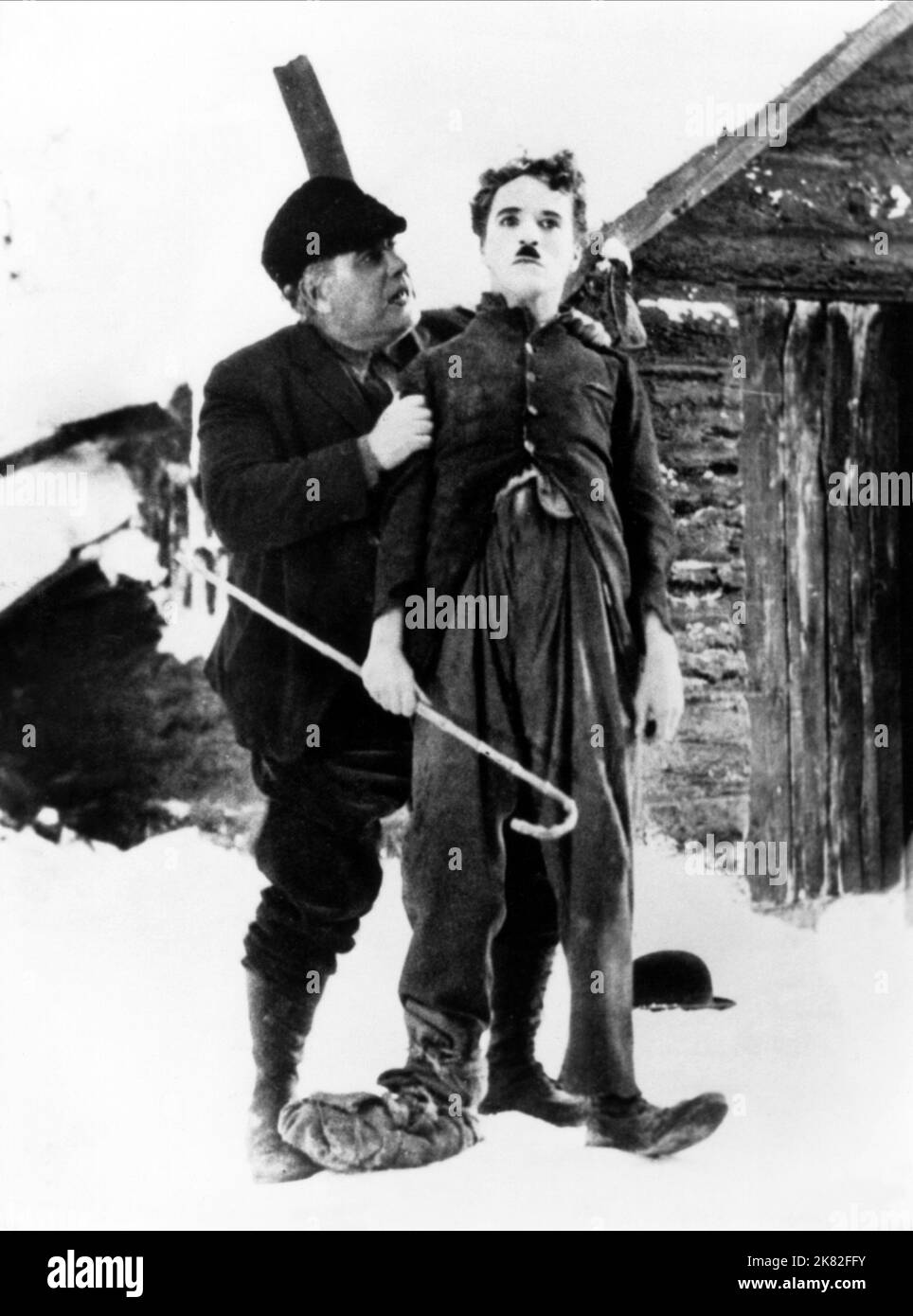 Charlie Chaplin  Film The Gold Rush (USA 1925)   / Stumm Film Director: Charles Chaplin 26 June 1925   **WARNING** This Photograph is for editorial use only and is the copyright of CHARLES CHAPLIN PRODUCTIONS and/or the Photographer assigned by the  Film or Production Company and can only be reproduced by publications in conjunction with the promotion of the above  Film. A Mandatory Credit To CHARLES CHAPLIN PRODUCTIONS is required. The Photographer should also be credited when known. No commercial use can be granted without written authority from the  Film Company. Stock Photo