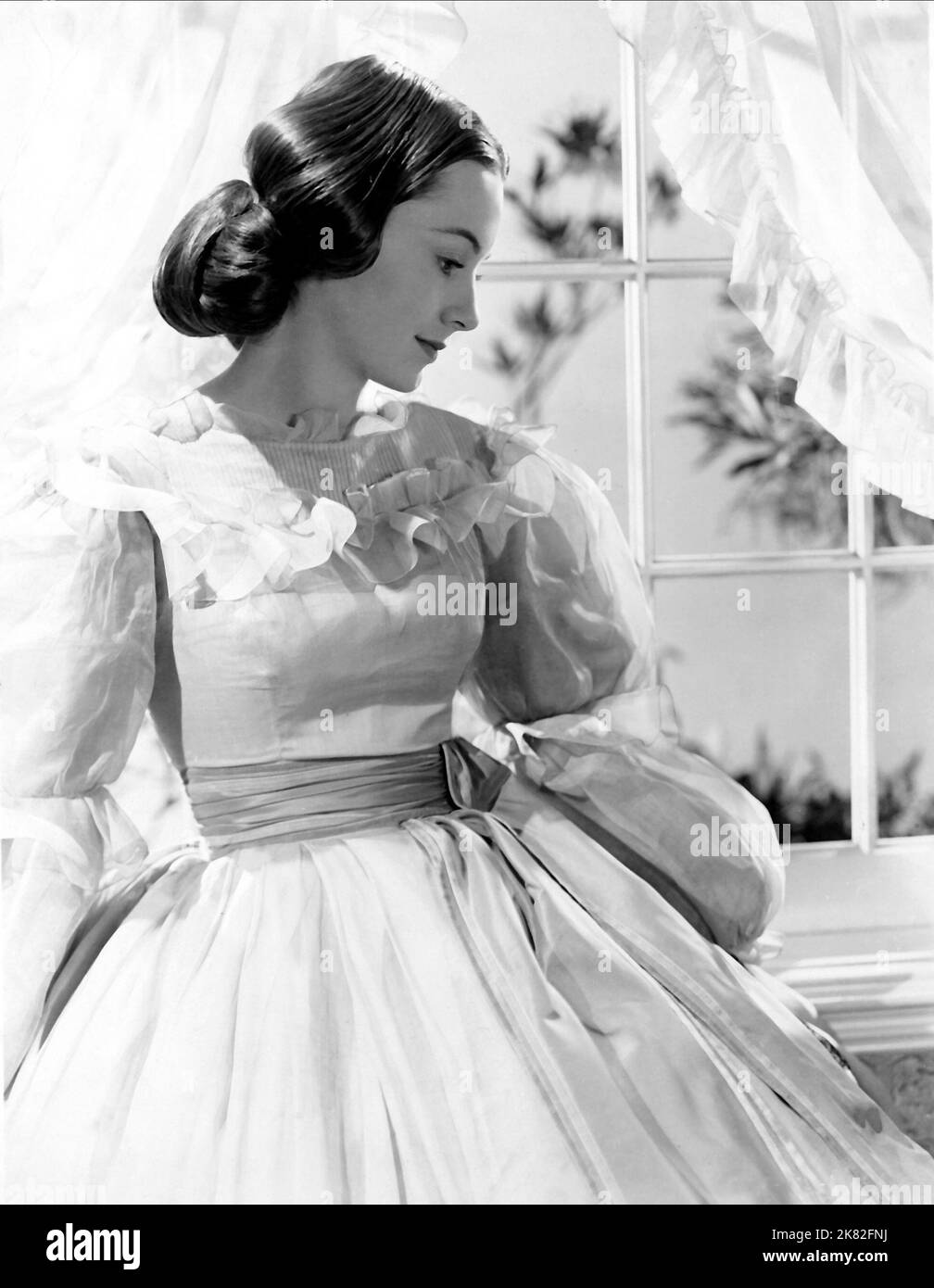Olivia De Havilland Film: Gone With The Wind (USA 1939) Characters: Melanie Hamilton  Director: Victor Fleming 15 December 1939   **WARNING** This Photograph is for editorial use only and is the copyright of MGM and/or the Photographer assigned by the Film or Production Company and can only be reproduced by publications in conjunction with the promotion of the above Film. A Mandatory Credit To MGM is required. The Photographer should also be credited when known. No commercial use can be granted without written authority from the Film Company. Stock Photo