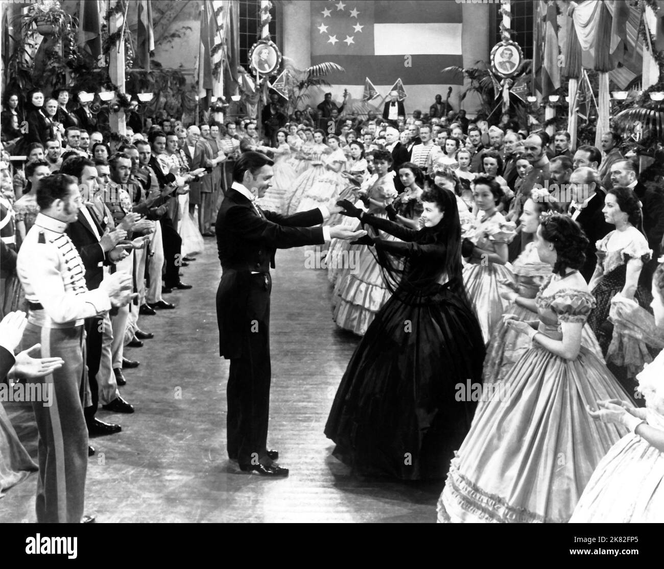 Clark Gable & Vivien Leigh Film: Gone With The Wind (USA 1939) Characters: Rhett Butler - a Visitor from Charleston, Scarlett O'Hara - Their Daughter  / Flagge Der Konföderierten Staaten Von Amerika (Confederate 'Stars And Bars' Flag; First National Flag With Seven Stars) Director: Victor Fleming 15 December 1939   **WARNING** This Photograph is for editorial use only and is the copyright of MGM and/or the Photographer assigned by the Film or Production Company and can only be reproduced by publications in conjunction with the promotion of the above Film. A Mandatory Credit To MGM is required. Stock Photo