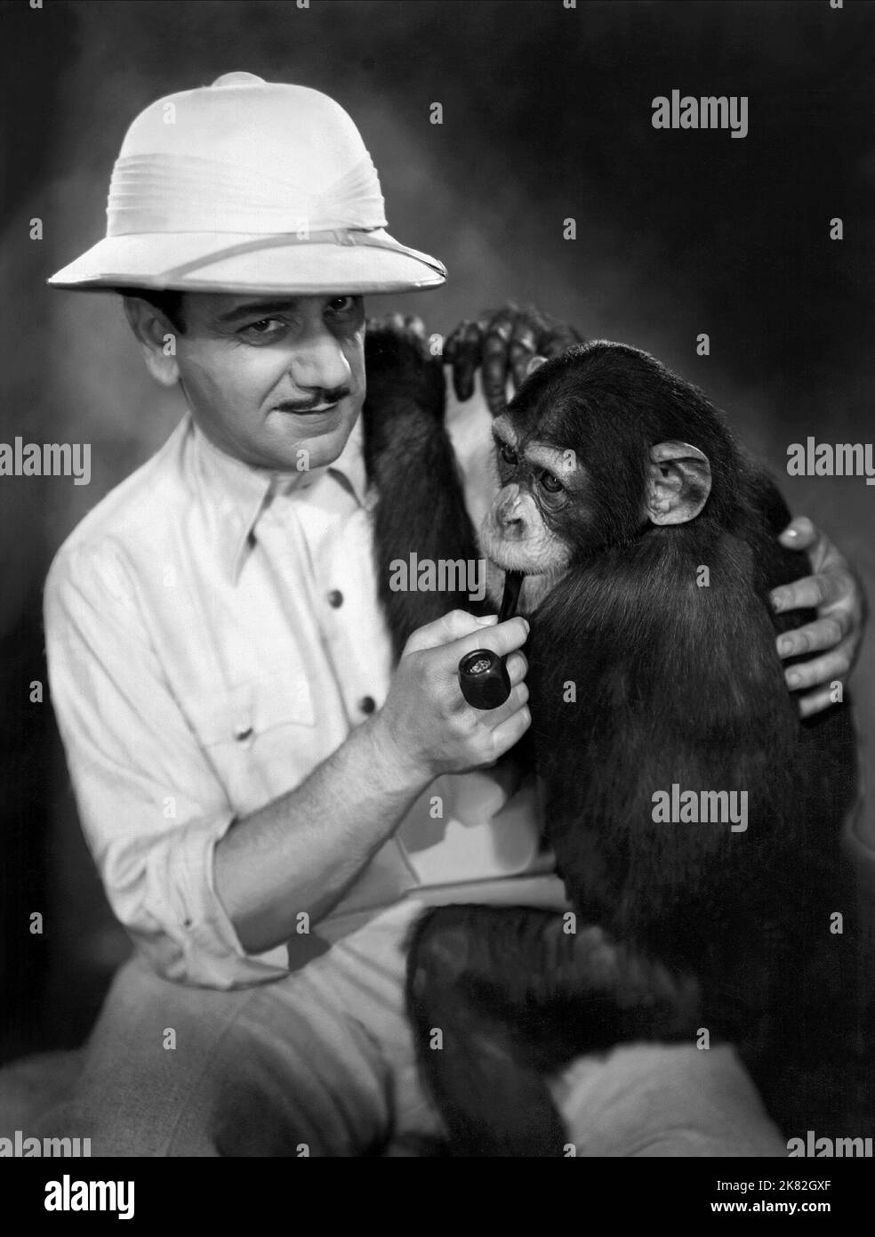 Harry Piel & Chimpanzee Film: Der Dschungel Ruft; The Call Of The Jungle (1936) Characters: Boby Roeder &  Director: Harry Piel 17 January 1936   **WARNING** This Photograph is for editorial use only and is the copyright of The Film Company and/or the Photographer assigned by the Film or Production Company and can only be reproduced by publications in conjunction with the promotion of the above Film. A Mandatory Credit To The Film Company is required. The Photographer should also be credited when known. No commercial use can be granted without written authority from the Film Company. Stock Photo