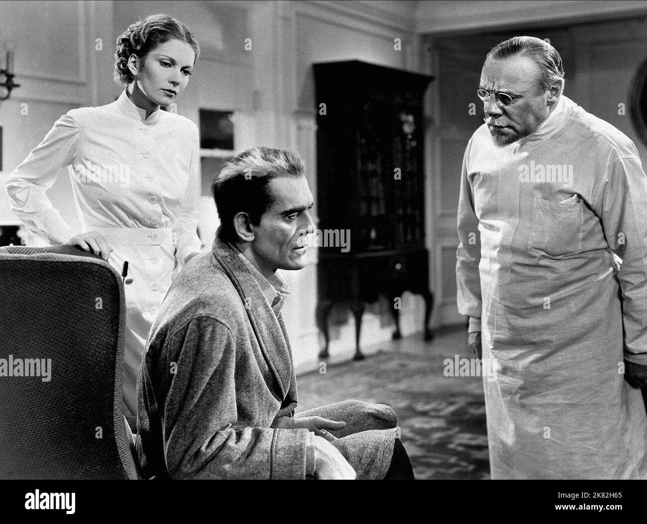 Marguerite Churchill, Boris Karloff, Edmund Gwenn Film: The Walking Dead (USA 1936) Characters: Nancy,John Ellman,Dr. Evan Beaumont  Director: Michael Curtiz 01 March 1936   **WARNING** This Photograph is for editorial use only and is the copyright of WARNER BROS. and/or the Photographer assigned by the Film or Production Company and can only be reproduced by publications in conjunction with the promotion of the above Film. A Mandatory Credit To WARNER BROS. is required. The Photographer should also be credited when known. No commercial use can be granted without written authority from the Fil Stock Photo