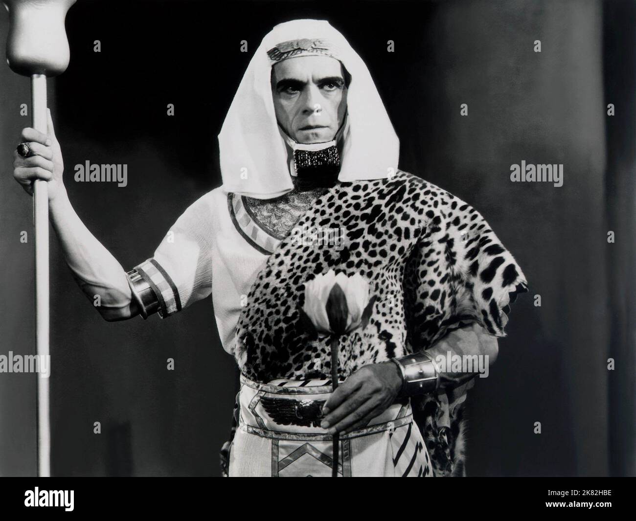 Boris Karloff  Film The Mummy (USA 1932) Characters: Im-ho-tep  Director: Karl Freund 22 December 1932   **WARNING** This Photograph is for editorial use only and is the copyright of UNIVERSAL PICTURES and/or the Photographer assigned by the  Film or Production Company and can only be reproduced by publications in conjunction with the promotion of the above  Film. A Mandatory Credit To UNIVERSAL PICTURES is required. The Photographer should also be credited when known. No commercial use can be granted without written authority from the  Film Company. Stock Photo