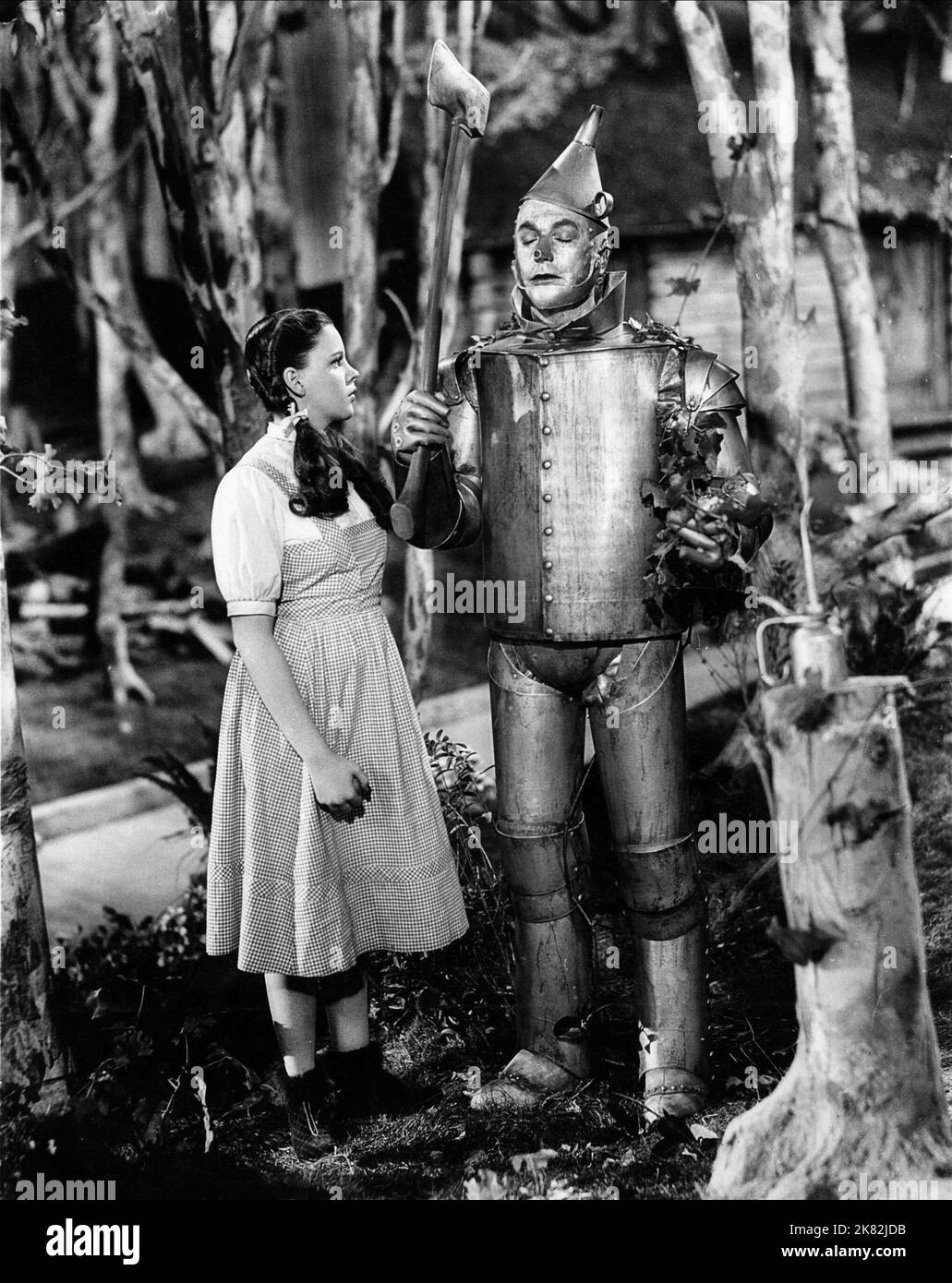 Judy Garland & Jack Haley Film: The Wizard Of Oz (USA 1939) Characters: Dorothy Gale, Hickory  / Titel Auch: 'Das Zauberhafte Land' Director: Victor Fleming 12 August 1939   **WARNING** This Photograph is for editorial use only and is the copyright of MGM and/or the Photographer assigned by the Film or Production Company and can only be reproduced by publications in conjunction with the promotion of the above Film. A Mandatory Credit To MGM is required. The Photographer should also be credited when known. No commercial use can be granted without written authority from the Film Company. Stock Photo
