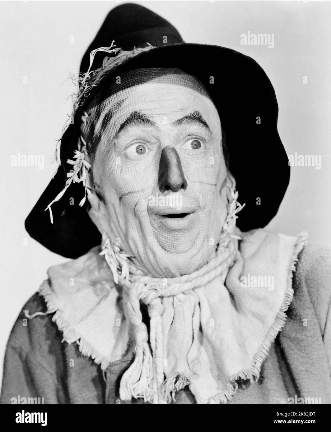 Ray Bolger Film: The Wizard Of Oz (USA 1939) Characters: Hunk  / Titel Auch: 'Das Zauberhafte Land' Director: Victor Fleming 12 August 1939   **WARNING** This Photograph is for editorial use only and is the copyright of MGM and/or the Photographer assigned by the Film or Production Company and can only be reproduced by publications in conjunction with the promotion of the above Film. A Mandatory Credit To MGM is required. The Photographer should also be credited when known. No commercial use can be granted without written authority from the Film Company. Stock Photo