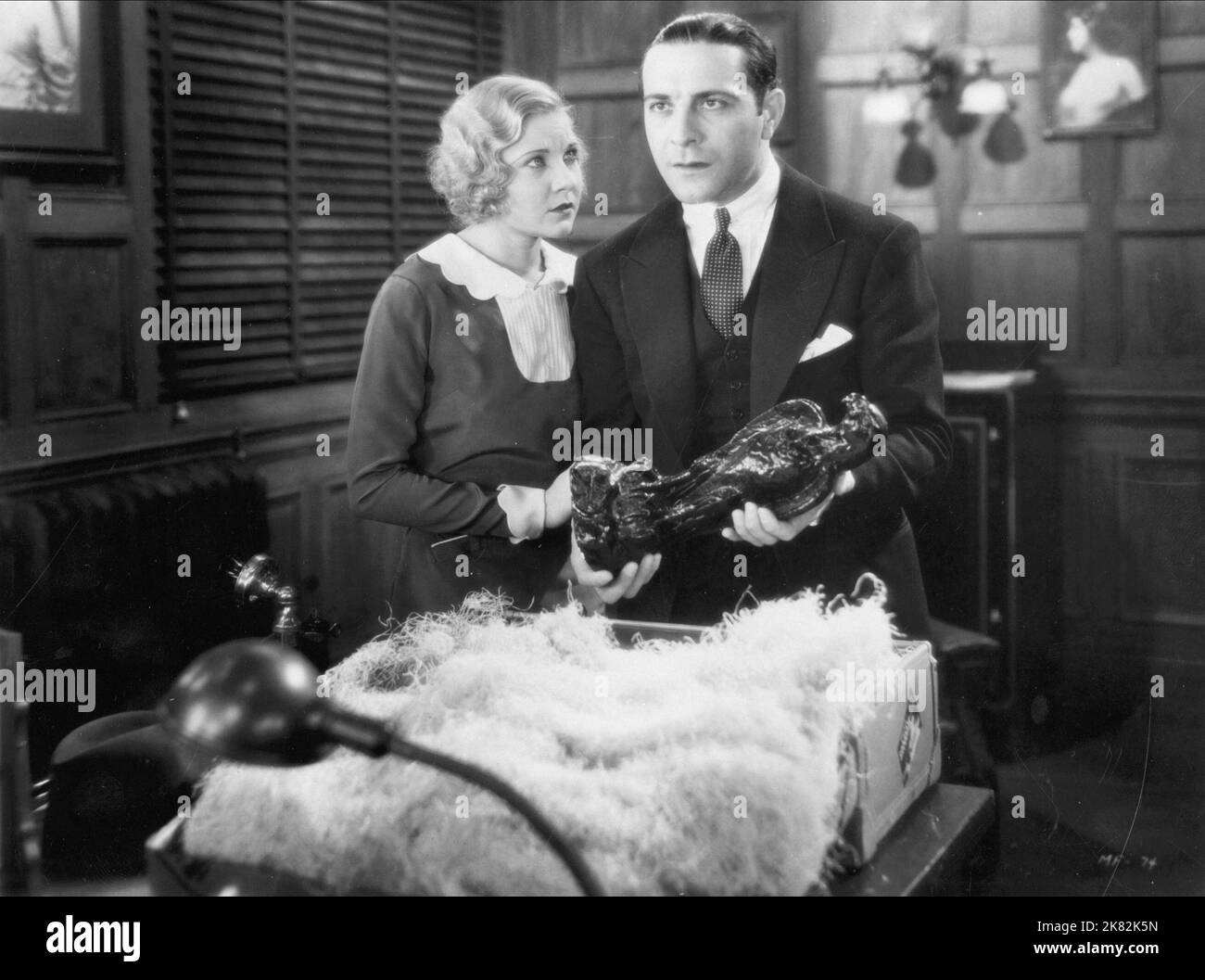 Una Merkel & Ricardo Cortez Film: The Maltese Falcon ; Dangerous Female (USA 1931) Characters: Effie Perrine, Sam Spade  / Literaturverfilmung (Based On The Book By Dashiell Hammett) Director: Roy Del Ruth 28 May 1931   **WARNING** This Photograph is for editorial use only and is the copyright of WARNER BROS. and/or the Photographer assigned by the Film or Production Company and can only be reproduced by publications in conjunction with the promotion of the above Film. A Mandatory Credit To WARNER BROS. is required. The Photographer should also be credited when known. No commercial use can be Stock Photo