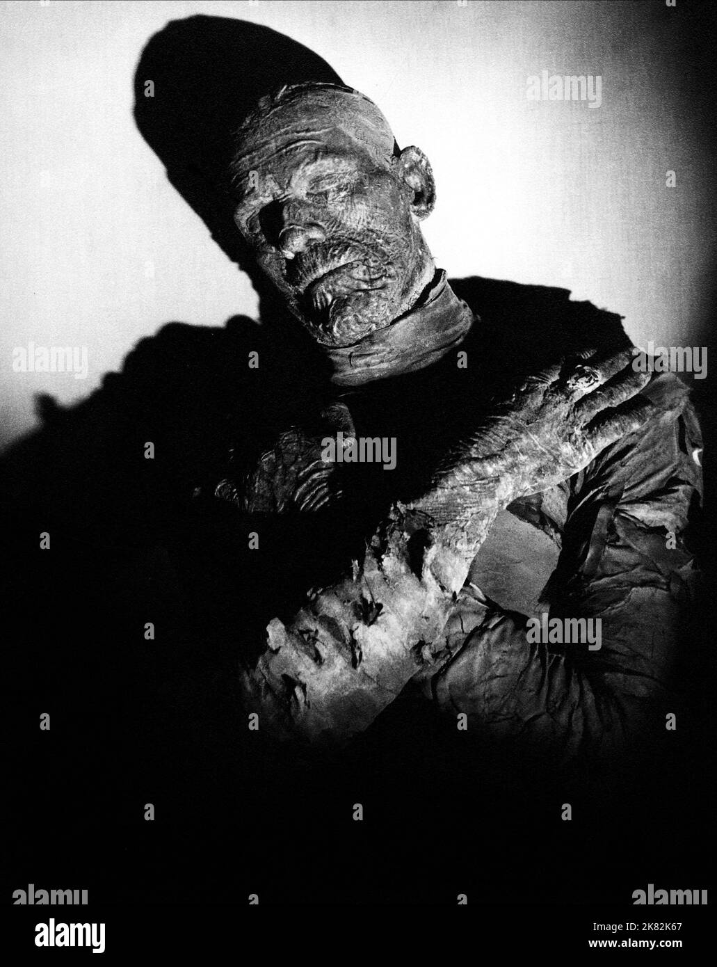 Boris Karloff Film: The Mummy (USA 1932) Characters: Im-ho-tep  Director: Karl Freund 22 December 1932   **WARNING** This Photograph is for editorial use only and is the copyright of UNIVERSAL PICTURES and/or the Photographer assigned by the Film or Production Company and can only be reproduced by publications in conjunction with the promotion of the above Film. A Mandatory Credit To UNIVERSAL PICTURES is required. The Photographer should also be credited when known. No commercial use can be granted without written authority from the Film Company. Stock Photo