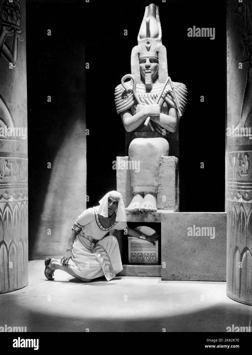 Boris Karloff  Film The Mummy (USA 1932) Characters: Im-ho-tep  Director: Karl Freund 22 December 1932   **WARNING** This Photograph is for editorial use only and is the copyright of UNIVERSAL PICTURES and/or the Photographer assigned by the  Film or Production Company and can only be reproduced by publications in conjunction with the promotion of the above  Film. A Mandatory Credit To UNIVERSAL PICTURES is required. The Photographer should also be credited when known. No commercial use can be granted without written authority from the  Film Company. Stock Photo