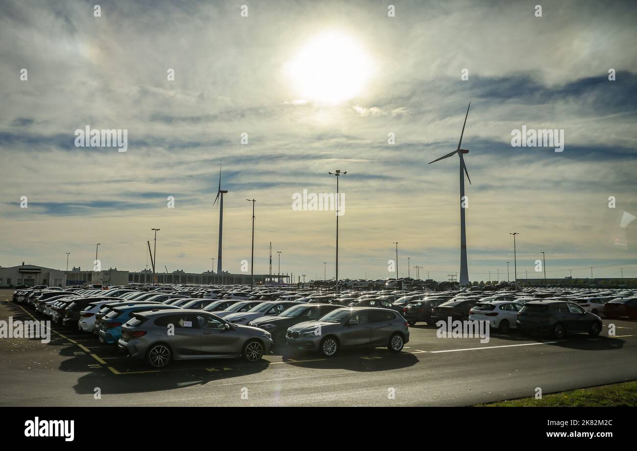 Leipzig, Germany. 20th Oct, 2022. 20 October 2022, Saxony, Leipzig Wind turbines turn on the