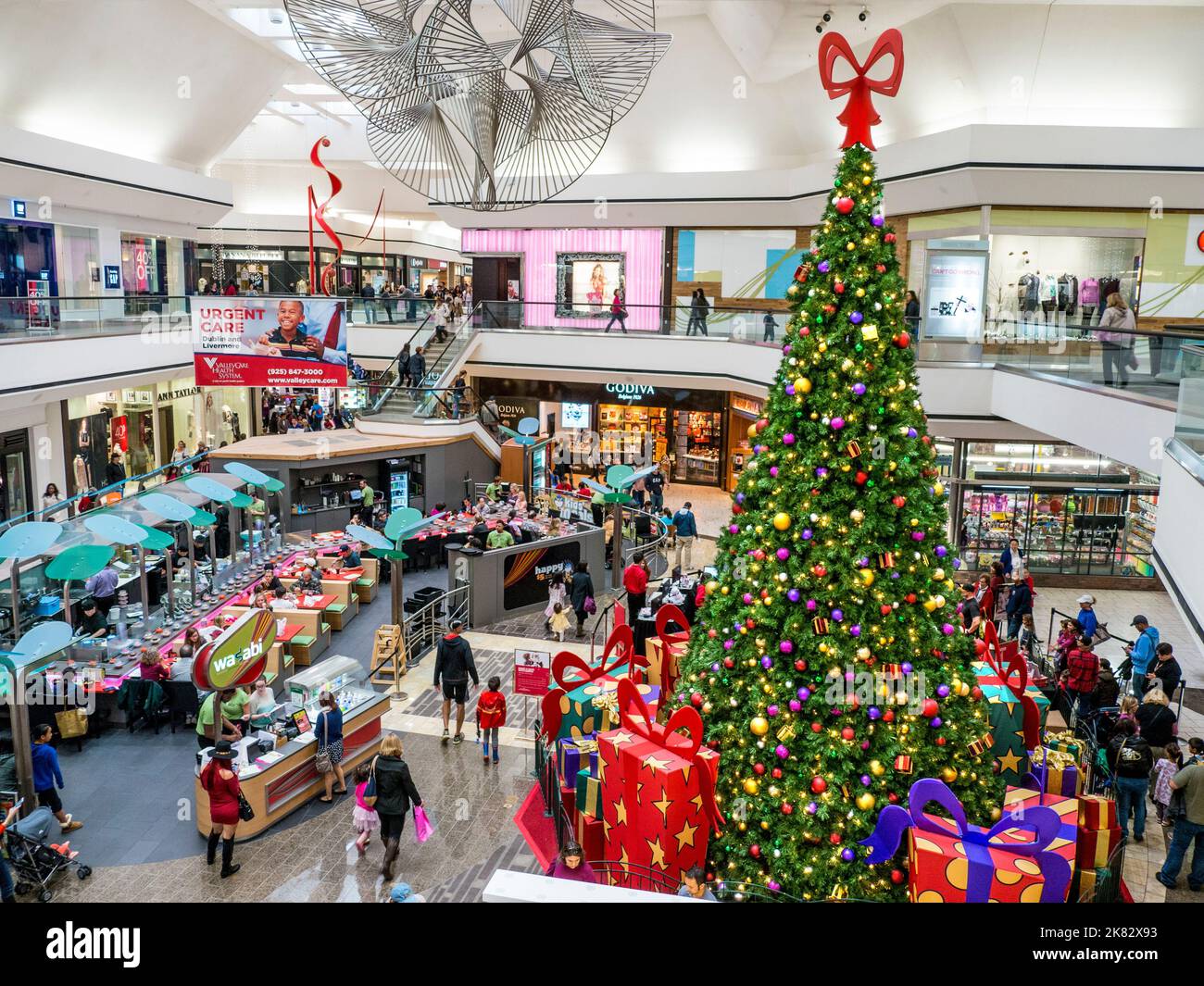 MACEY’S DEPARTMENT STORE INTERIOR CHRISTMAS beautifully decorated Christmas Tree with wrapped gifts at Macey's Store Plaza, Pleasanton California USA Stock Photo