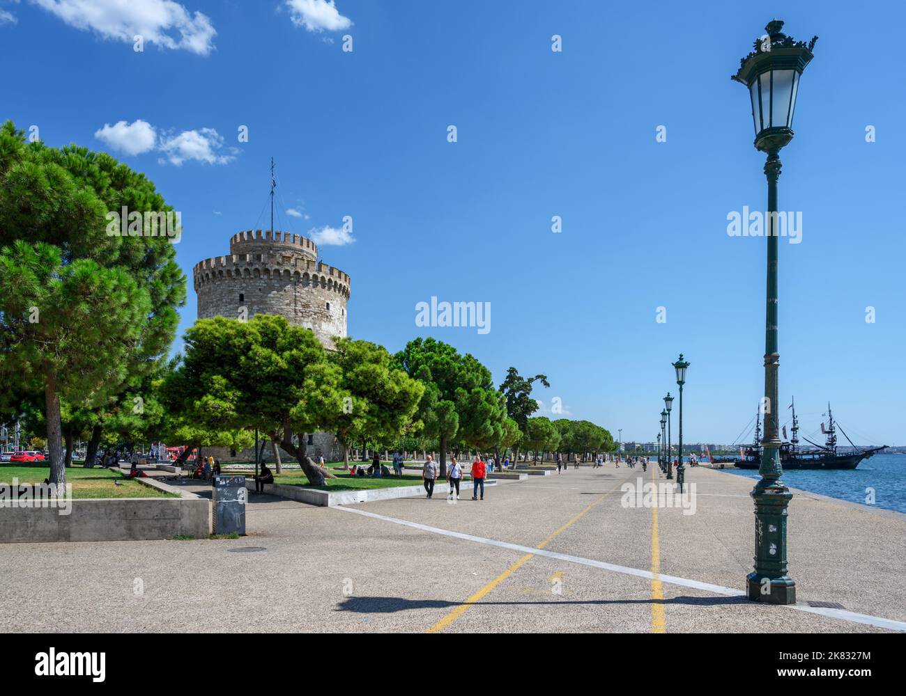 Thessaloniki. Seafront promenade and the White Tower (Lefkos Pyrgos), Nikis Avenue, Thessaloniki, Macedonia, Greece Stock Photo