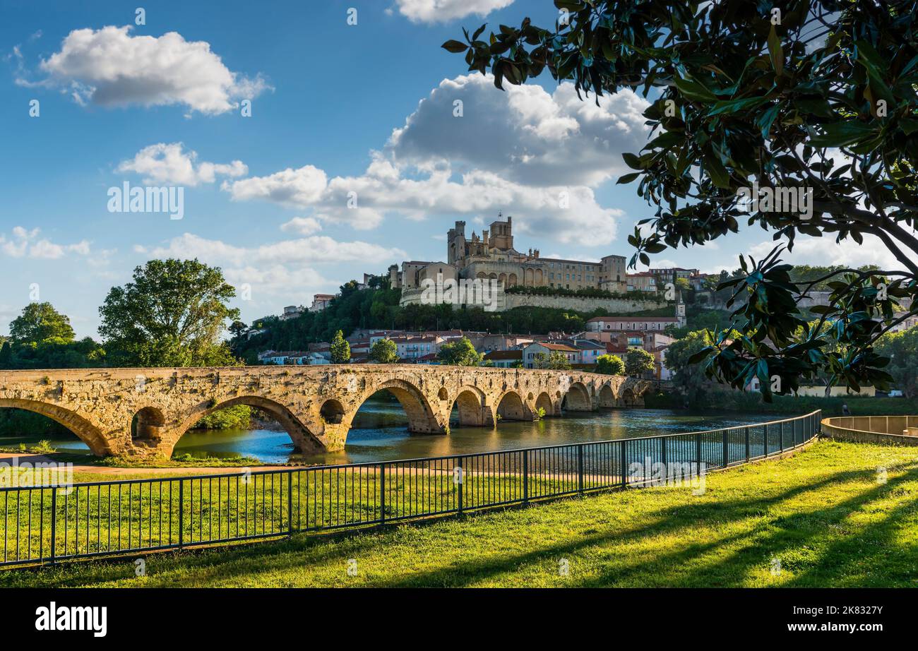 Old Bridge and Saint-Nazaire Cathedral in Béziers in Occitanie, France Stock Photo