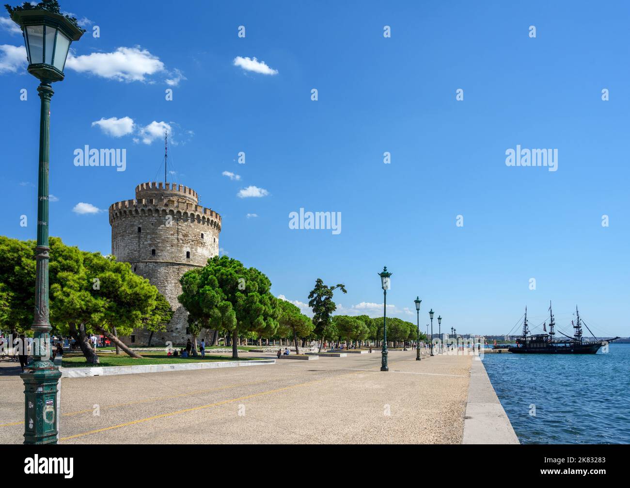 Seafront promenade and the White Tower (Lefkos Pyrgos), Nikis Avenue, Thessaloniki, Macedonia, Greece Stock Photo