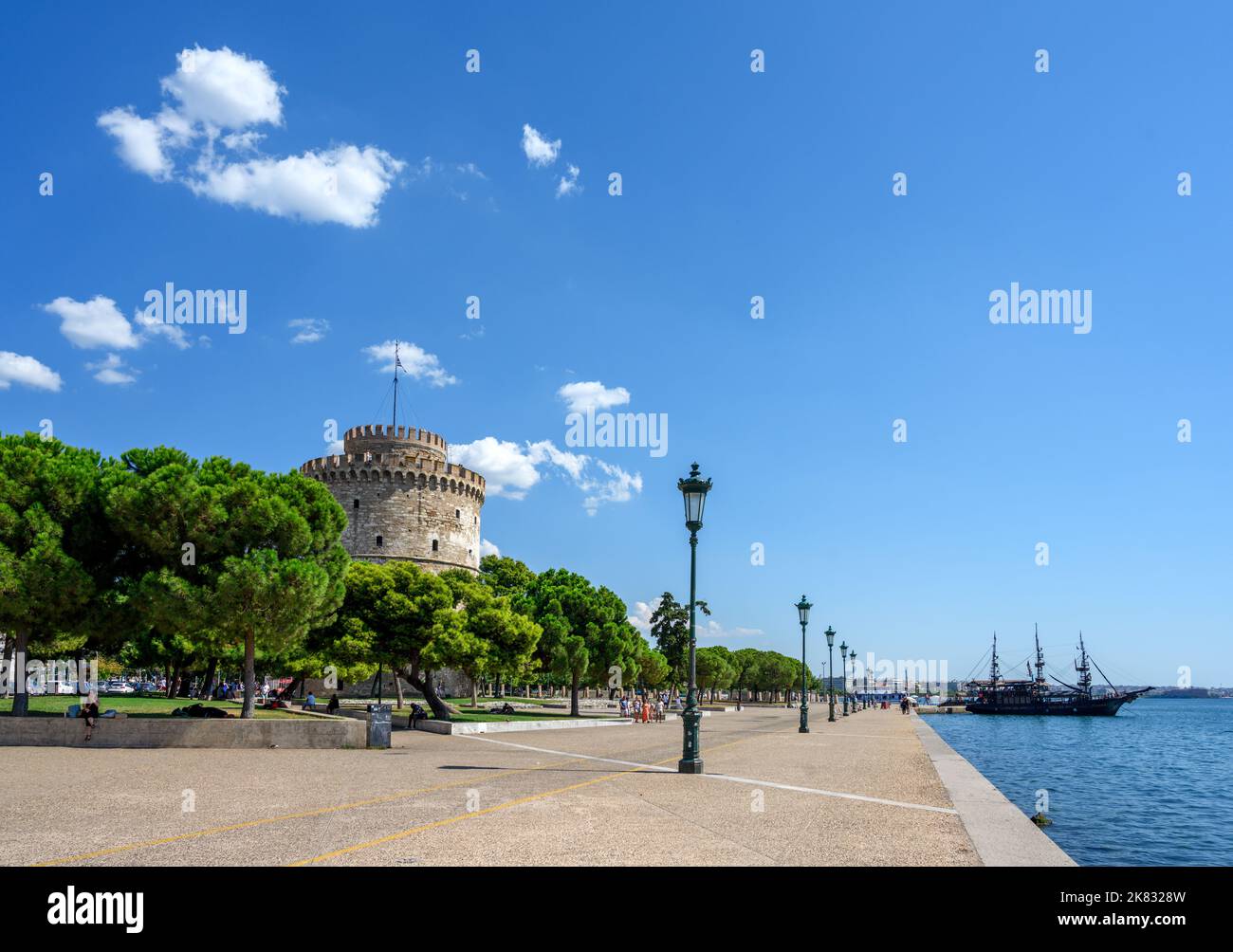 Seafront promenade and the White Tower (Lefkos Pyrgos), Nikis Avenue, Thessaloniki, Macedonia, Greece Stock Photo