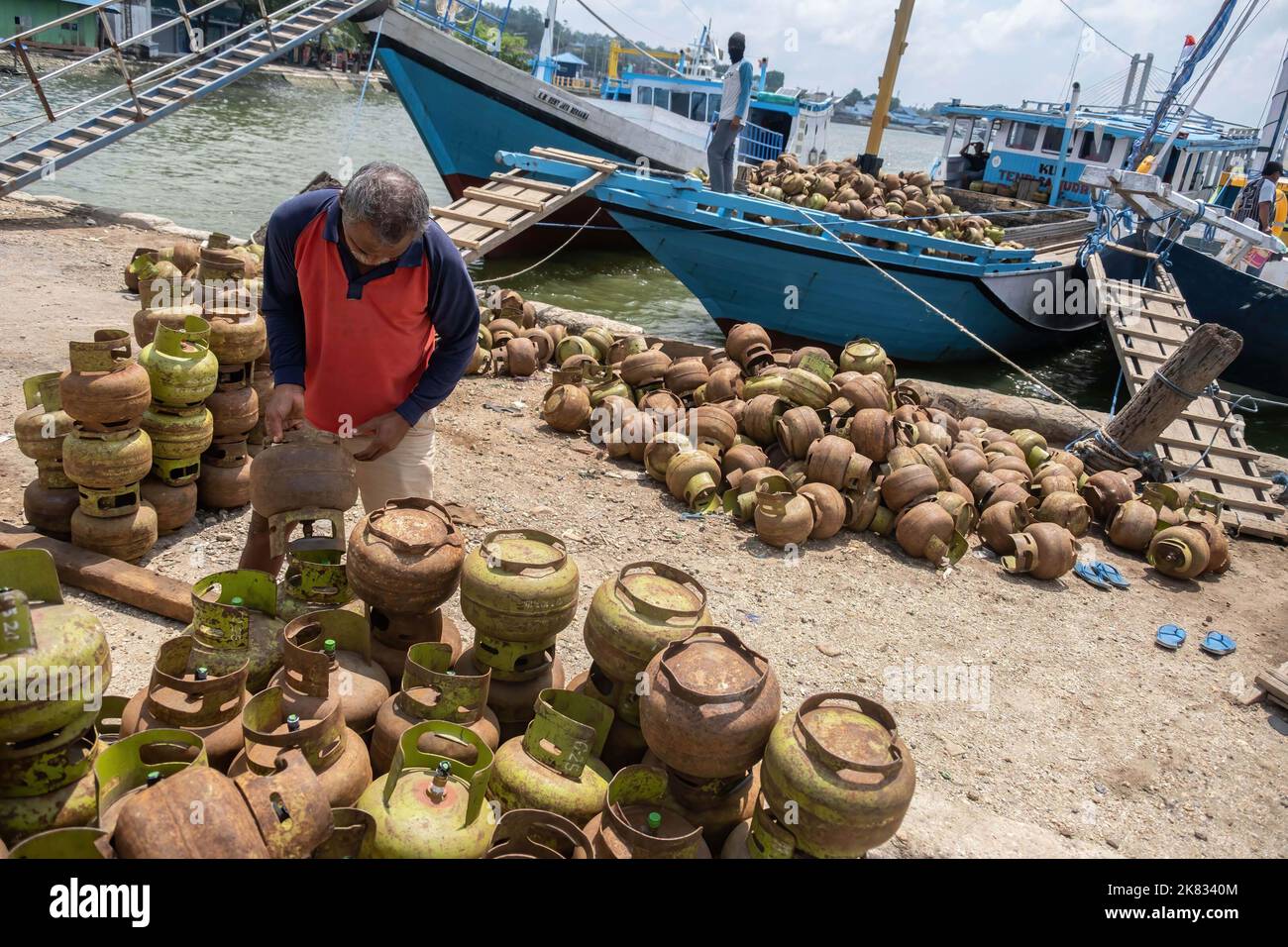 A worker is preparing a 3-kilogram LPG gas that will be distributed from Kendari to the Konawe Islands area. PT Pertamina Patra Niaga Sulawesi noted that during the period January-September 2022, the supply of three kilograms of LPG to the Konawe Islands Regency in Southeast Sulawesi reached 954.24 metric tons. Stock Photo