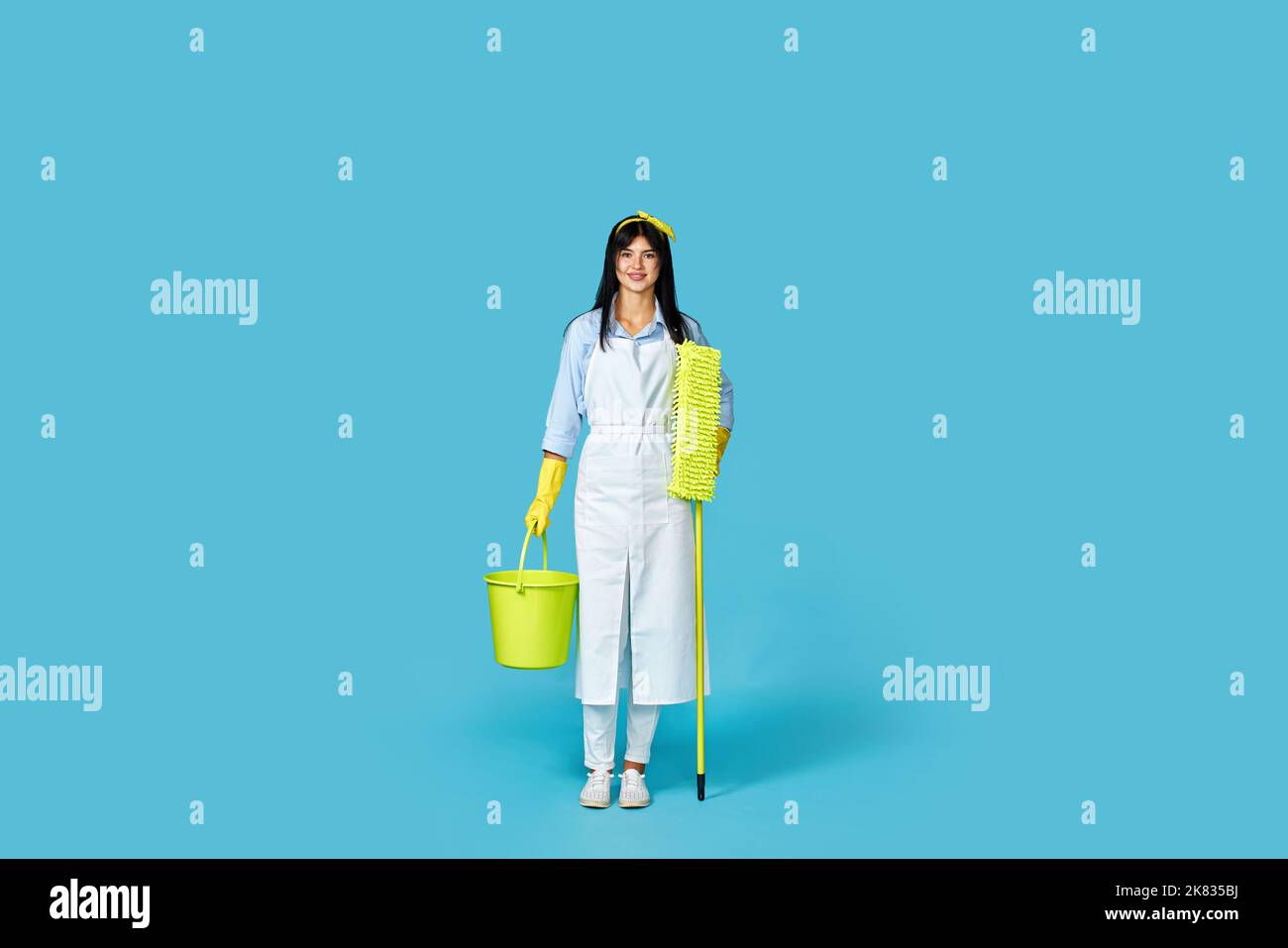 woman in rubber gloves and cleaner apron with cleaning supplies Stock ...