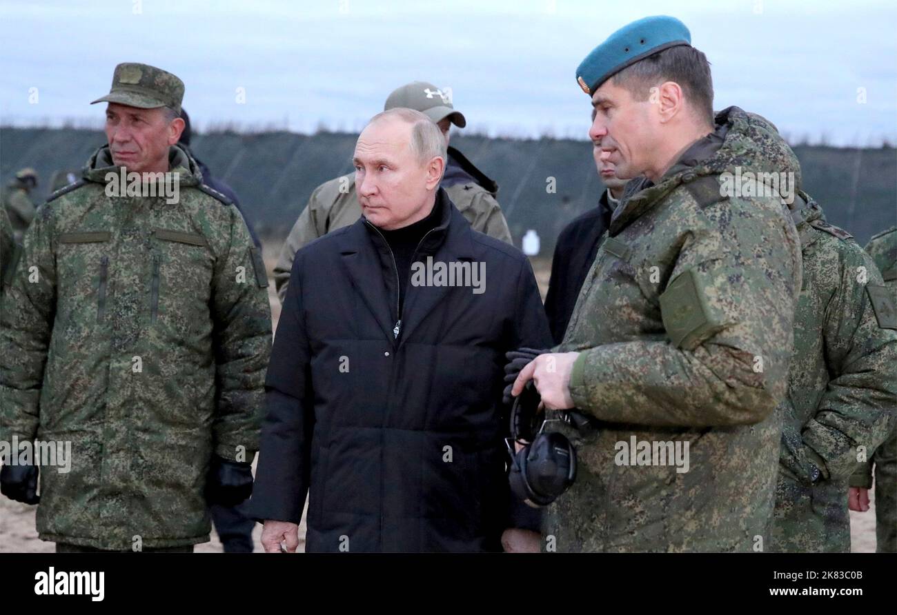 Ryazan, Russia. 20 October, 2022. Russian President Vladimir Putin watches military training with Deputy Commander of the Airborne Troops Major General Anatoly Kontsevoy, right, during a visit to the Western Military District training area for mobilized reservists, October 20, 2022 in Ryazan Region, Russia. Credit: Mikhail Klimentyev/Kremlin Pool/Alamy Live News Stock Photo