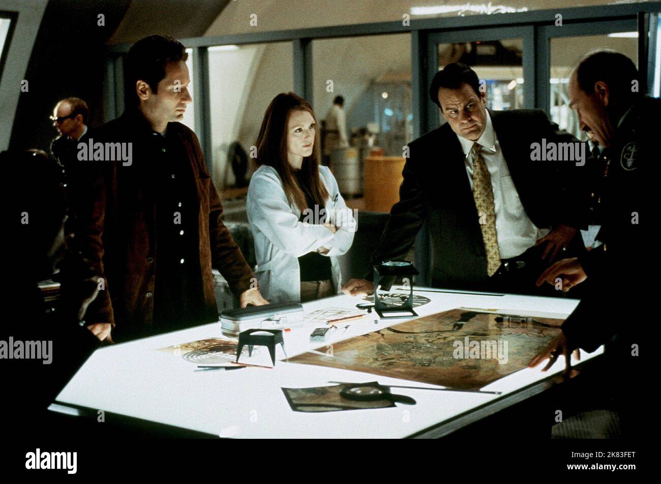 David Duchovny, Julianne Moore, Dan Aykroyd & Ted Levine Film: Evolution (USA 2001) Characters: Ira,Allison,Governor Lewis,Gen. Woodman  Director: Ivan Reitman 08 June 2001   **WARNING** This Photograph is for editorial use only and is the copyright of COLUMBIA PICTURES and/or the Photographer assigned by the Film or Production Company and can only be reproduced by publications in conjunction with the promotion of the above Film. A Mandatory Credit To COLUMBIA PICTURES is required. The Photographer should also be credited when known. No commercial use can be granted without written authority f Stock Photo