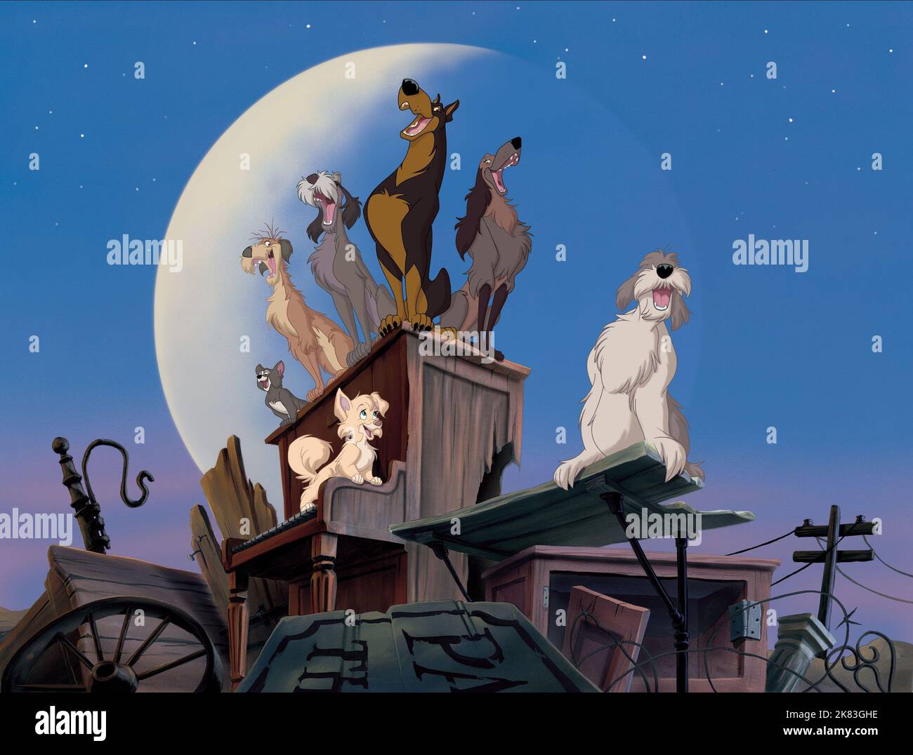 Francois, Scratchy, Sparky, Angel, Buster, Ruby & Mooch Film: Lady And The Tramp Ii: Scamp'S Adventure (USA/AUS 2001)   Regie: Darrell Rooney & Jeannine Roussel, Director: Darrell Rooney, J Roussel 18 February 2001   **WARNING** This Photograph is for editorial use only and is the copyright of WALT DISNEY PICTURES and/or the Photographer assigned by the Film or Production Company and can only be reproduced by publications in conjunction with the promotion of the above Film. A Mandatory Credit To WALT DISNEY PICTURES is required. The Photographer should also be credited when known. No commercia Stock Photo