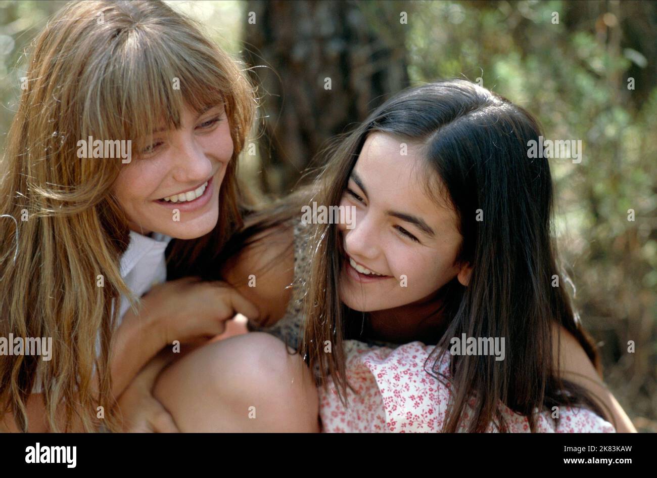 Cameron Diaz & Camilla Belle Film: The Invisible Circus (USA 2001)  Characters: Faith, Phoebe, Age 10-12 Director: Adam Brooks 11 January 2001  **WARNING** This Photograph is for editorial use only and is