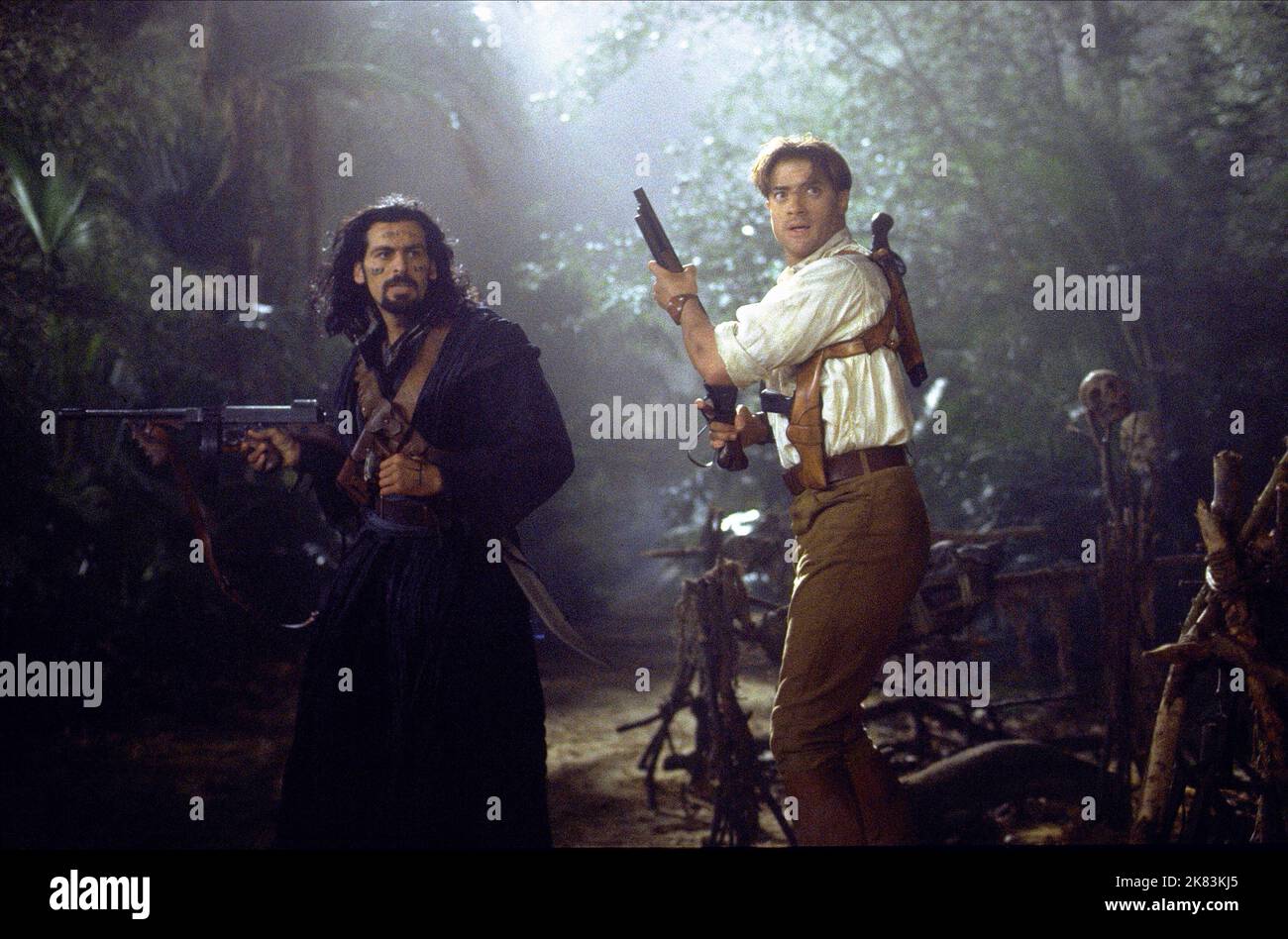 Oded Fehr & Brendan Fraser Film: The Mummy Returns (USA 2001) Characters: Ardeth Bay & Richard 'Rick' O'Connell  Director: Stephen Sommers 29 April 2001   **WARNING** This Photograph is for editorial use only and is the copyright of UNIVERSAL PICTURES and/or the Photographer assigned by the Film or Production Company and can only be reproduced by publications in conjunction with the promotion of the above Film. A Mandatory Credit To UNIVERSAL PICTURES is required. The Photographer should also be credited when known. No commercial use can be granted without written authority from the Film Compa Stock Photo