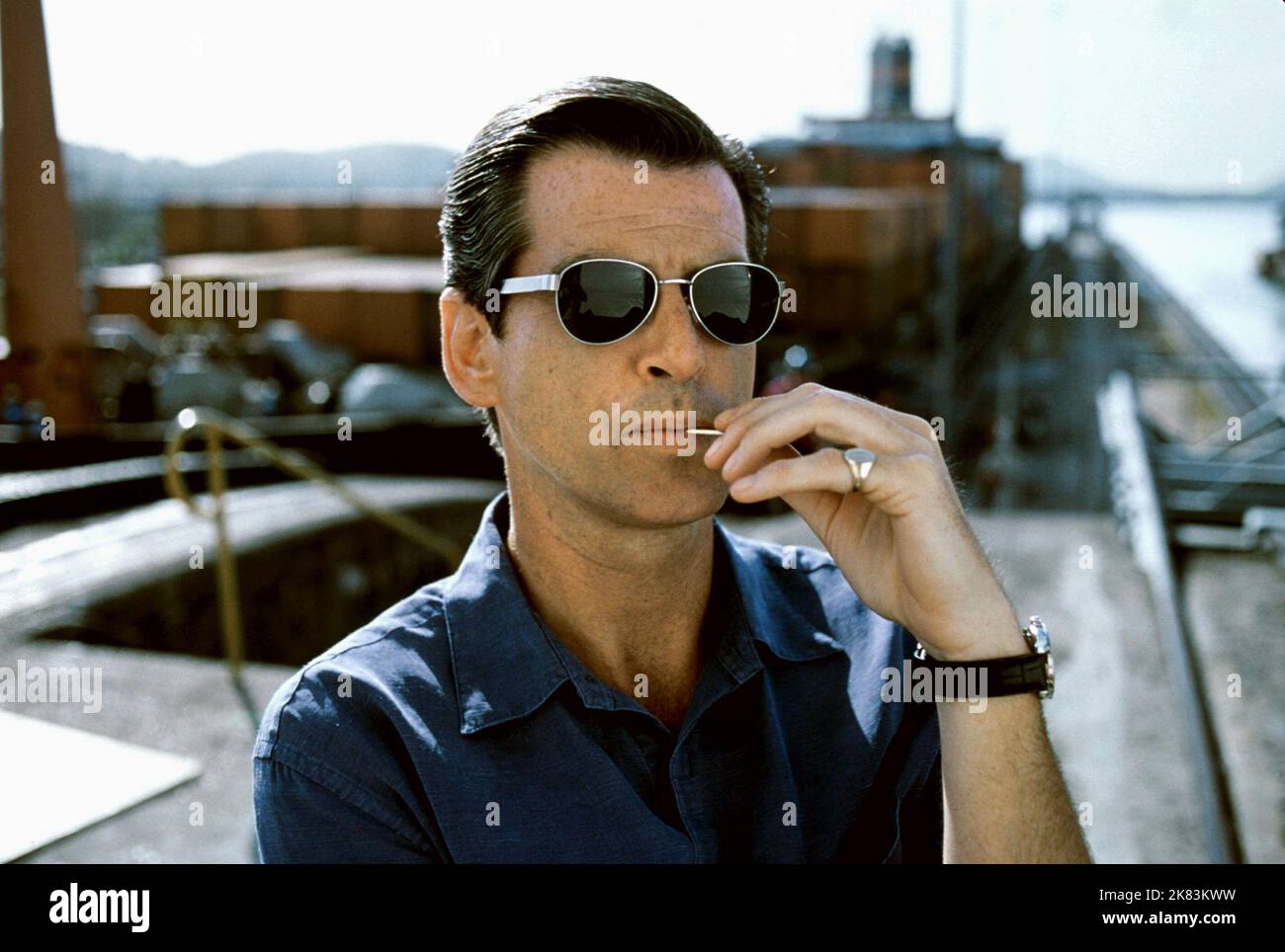 Pierce Brosnan Film: The Tailor Of Panama (USA/IRL 2001) Characters: Andrew 'Andy' Osnard  / Literaturverfilmung (Based On The Book By John Le Carre) Director: John Boorman 11 February 2001   **WARNING** This Photograph is for editorial use only and is the copyright of COLUMBIA PICTURES and/or the Photographer assigned by the Film or Production Company and can only be reproduced by publications in conjunction with the promotion of the above Film. A Mandatory Credit To COLUMBIA PICTURES is required. The Photographer should also be credited when known. No commercial use can be granted without wr Stock Photo