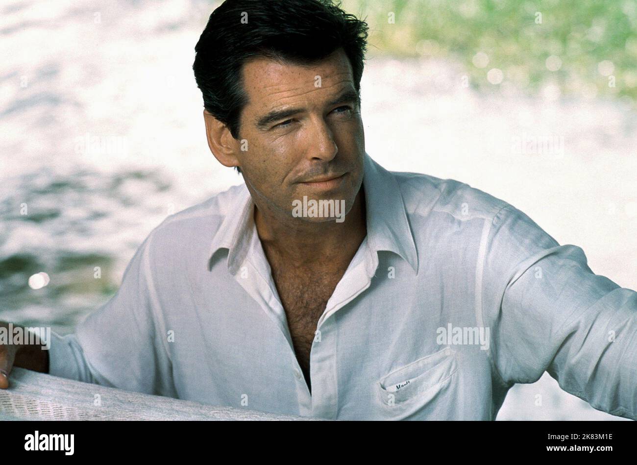 Pierce Brosnan Film: The Tailor Of Panama (USA/IRL 2001) Characters: Andrew 'Andy' Osnard  / Literaturverfilmung (Based On The Book By John Le Carre) Director: John Boorman 11 February 2001   **WARNING** This Photograph is for editorial use only and is the copyright of COLUMBIA PICTURES and/or the Photographer assigned by the Film or Production Company and can only be reproduced by publications in conjunction with the promotion of the above Film. A Mandatory Credit To COLUMBIA PICTURES is required. The Photographer should also be credited when known. No commercial use can be granted without wr Stock Photo