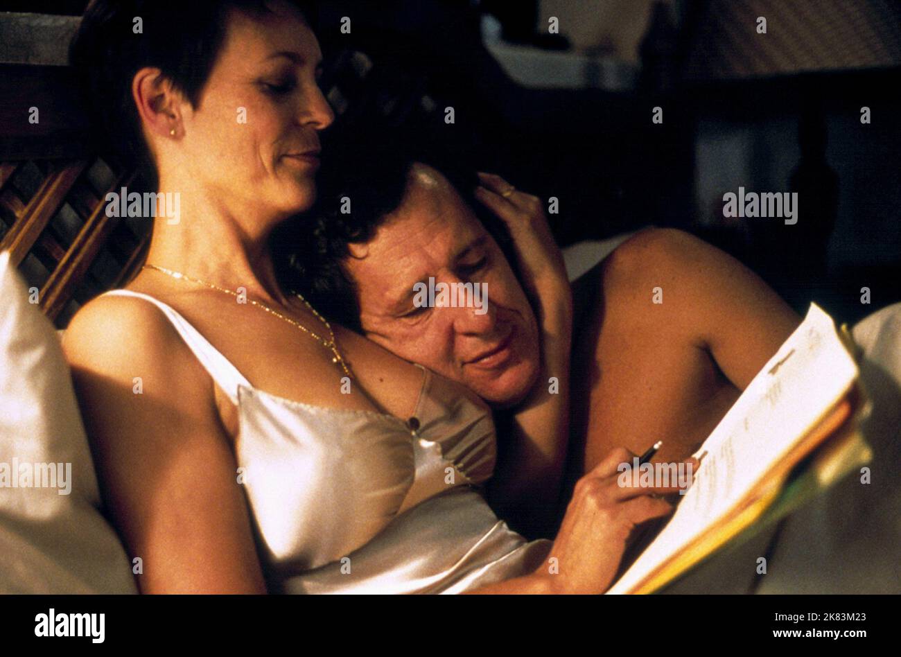 Jamie Lee Curtis & Geoffrey Rush Film: The Tailor Of Panama (USA/IRL 2001)  Characters: Louisa Pendel & Harold 'Harry' Pendel / Literaturverfilmung  (Based On The Book By John Le Carre) Director: John