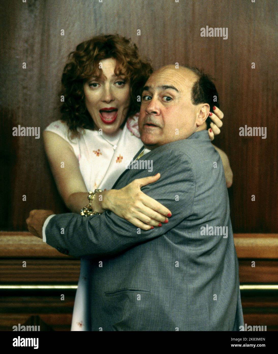 Glenne Headly & Danny Devito Film: What'S The Worst That Could Happen? (USA 2001) Characters: Gloria Sidell & Max Fairbanks  Director: Sam Weisman 01 June 2001   **WARNING** This Photograph is for editorial use only and is the copyright of MGM and/or the Photographer assigned by the Film or Production Company and can only be reproduced by publications in conjunction with the promotion of the above Film. A Mandatory Credit To MGM is required. The Photographer should also be credited when known. No commercial use can be granted without written authority from the Film Company. Stock Photo