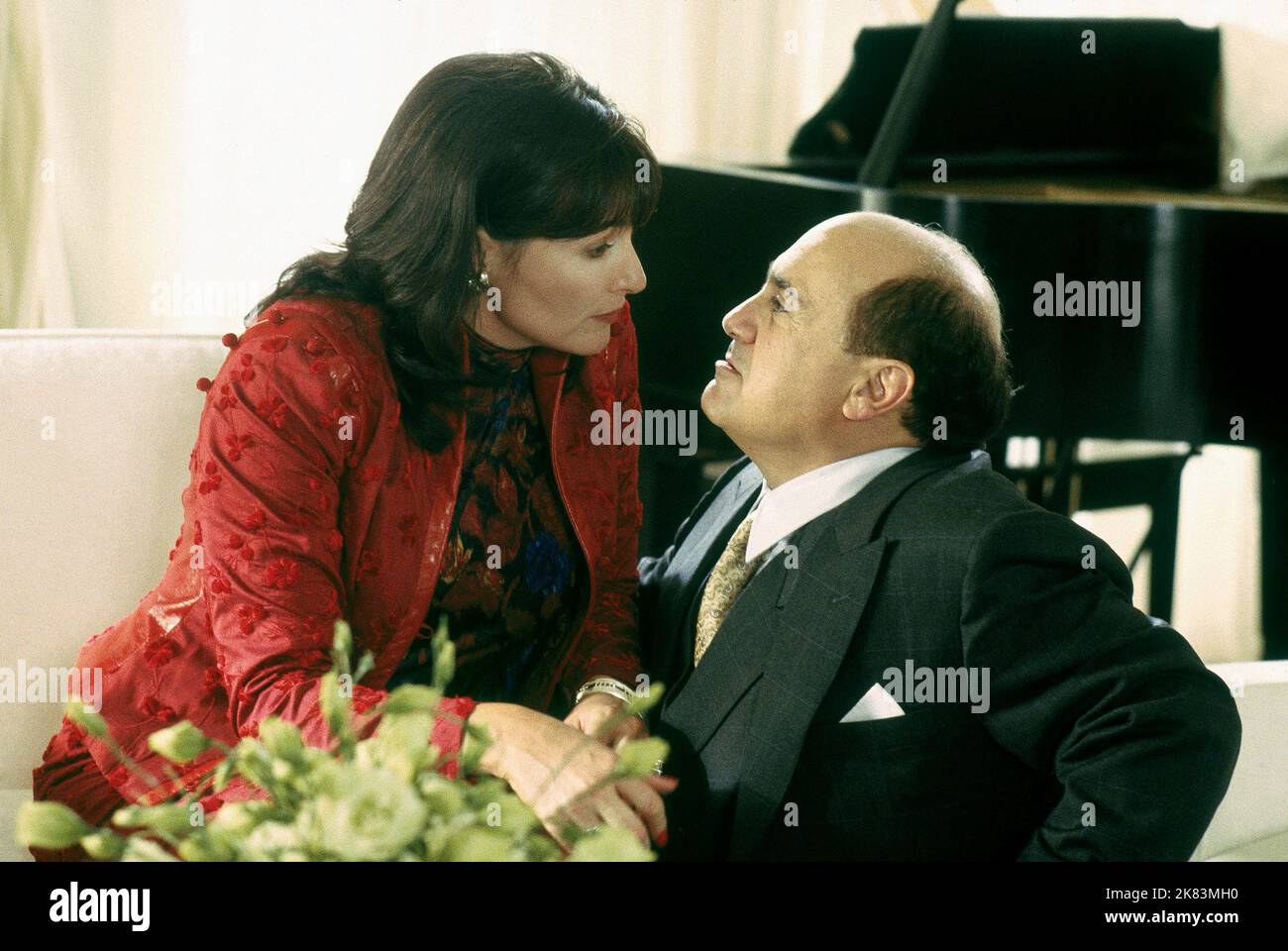 Nora Dunn & Danny Devito Film: What'S The Worst That Could Happen? (USA 2001) Characters: Lutetia Fairbanks & Max Fairbanks  Director: Sam Weisman 01 June 2001   **WARNING** This Photograph is for editorial use only and is the copyright of MGM and/or the Photographer assigned by the Film or Production Company and can only be reproduced by publications in conjunction with the promotion of the above Film. A Mandatory Credit To MGM is required. The Photographer should also be credited when known. No commercial use can be granted without written authority from the Film Company. Stock Photo