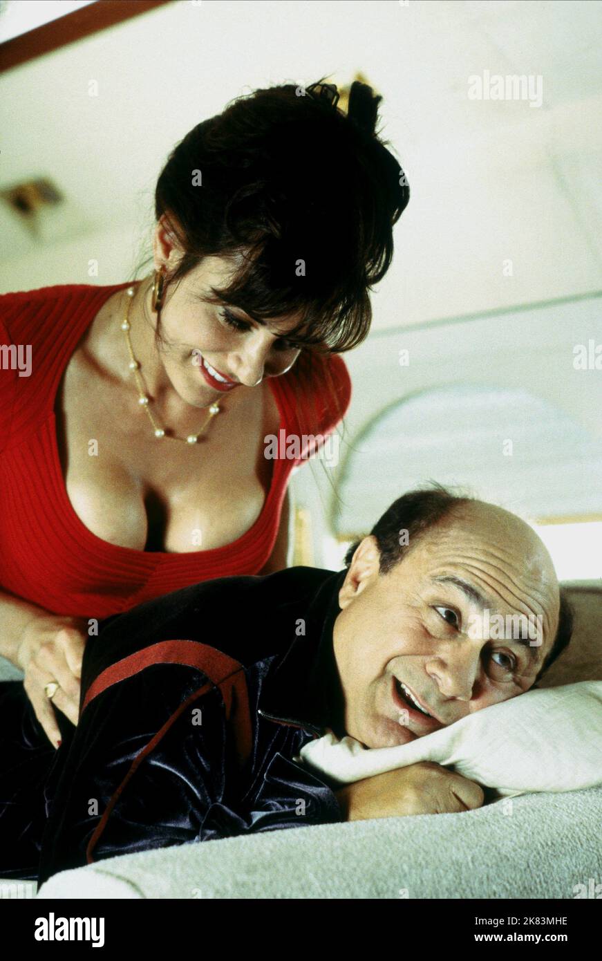 Sascha Knopf & Danny Devito Film: What'S The Worst That Could Happen? (USA 2001) Characters: Tracey Kimberly & Max Fairbanks  Director: Sam Weisman 01 June 2001   **WARNING** This Photograph is for editorial use only and is the copyright of MGM and/or the Photographer assigned by the Film or Production Company and can only be reproduced by publications in conjunction with the promotion of the above Film. A Mandatory Credit To MGM is required. The Photographer should also be credited when known. No commercial use can be granted without written authority from the Film Company. Stock Photo