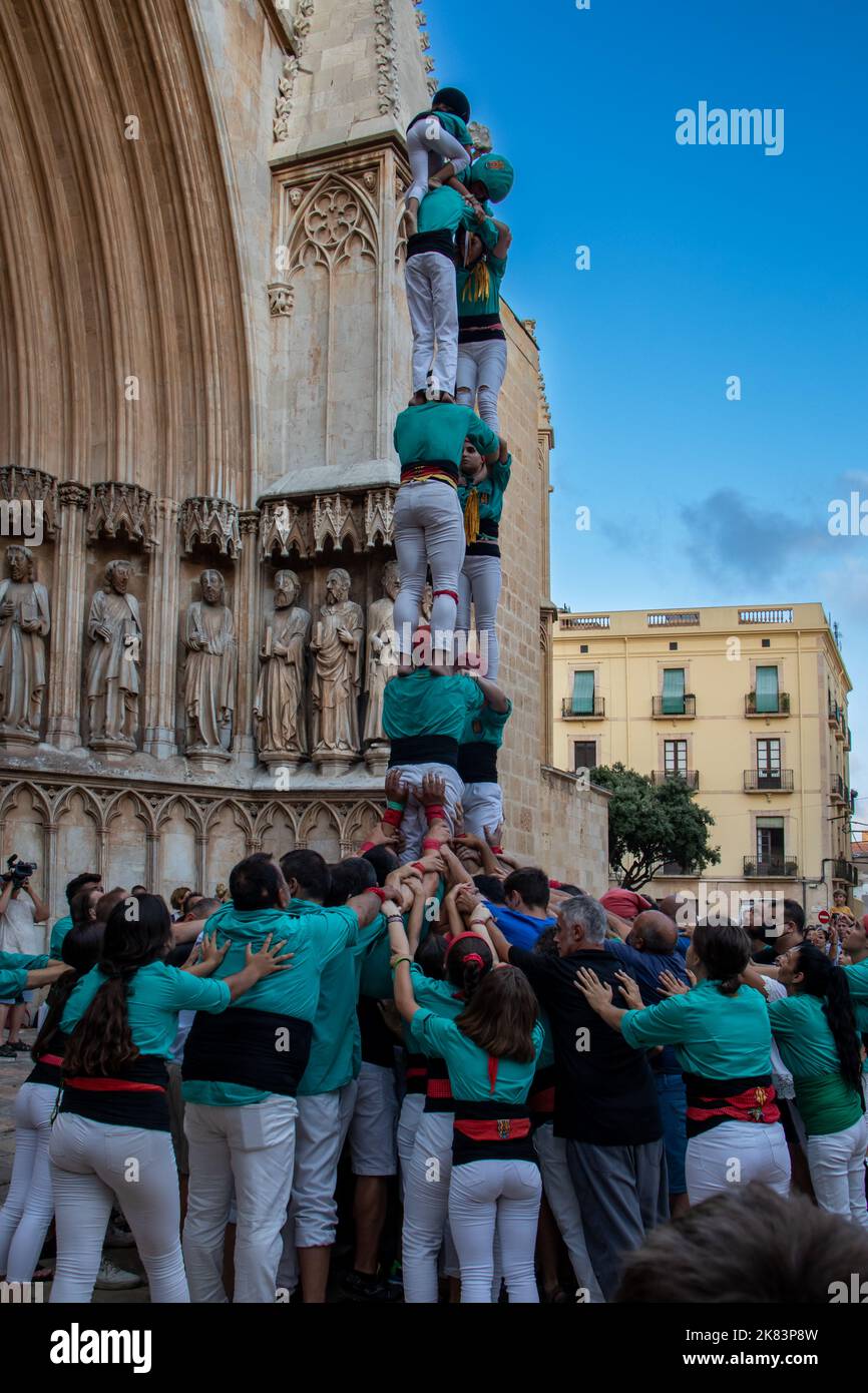 Castells : gente haciendo torres humanas frente a la catedral de Tarragona, espectáculo tradicional en Cataluña, España Stock Photo