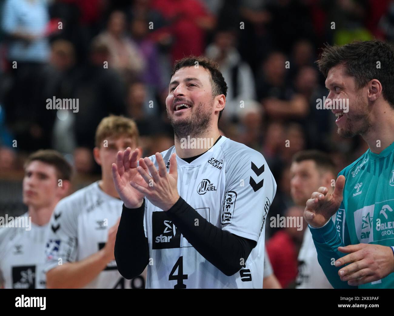 Handball goalkeeper hi-res stock photography and images - Page 48