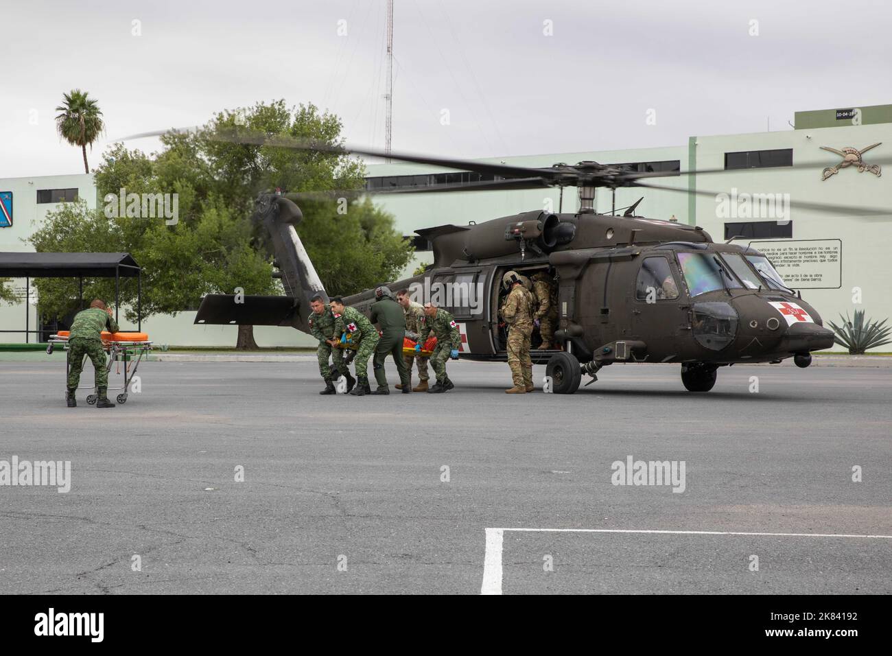 221018-N-PC620-0075  REYNOSA, Mexico (Oct. 18, 2022) U.S. Soldiers assigned to the 520th Area Support Medical Company, 56th Multifunctional Medical Battalion, 62nd Medical Brigade and Mexican army personnel assigned the 19th Motorized Cavalry Regiment transport a simulated casualty from an HH-60M Blackhawk helicopter attached to the 2nd General Support Aviation Battalion, 3rd Combat Aviation Brigade, 3rd Infantry Division, from Hunter Army Airfield, Ga., Regiment during medical evacuation training as part of exercise Fuerzas Amigas 2022 at Campo Militar Reynosa, Mexico, Oct. 18, 2022. This bin Stock Photo