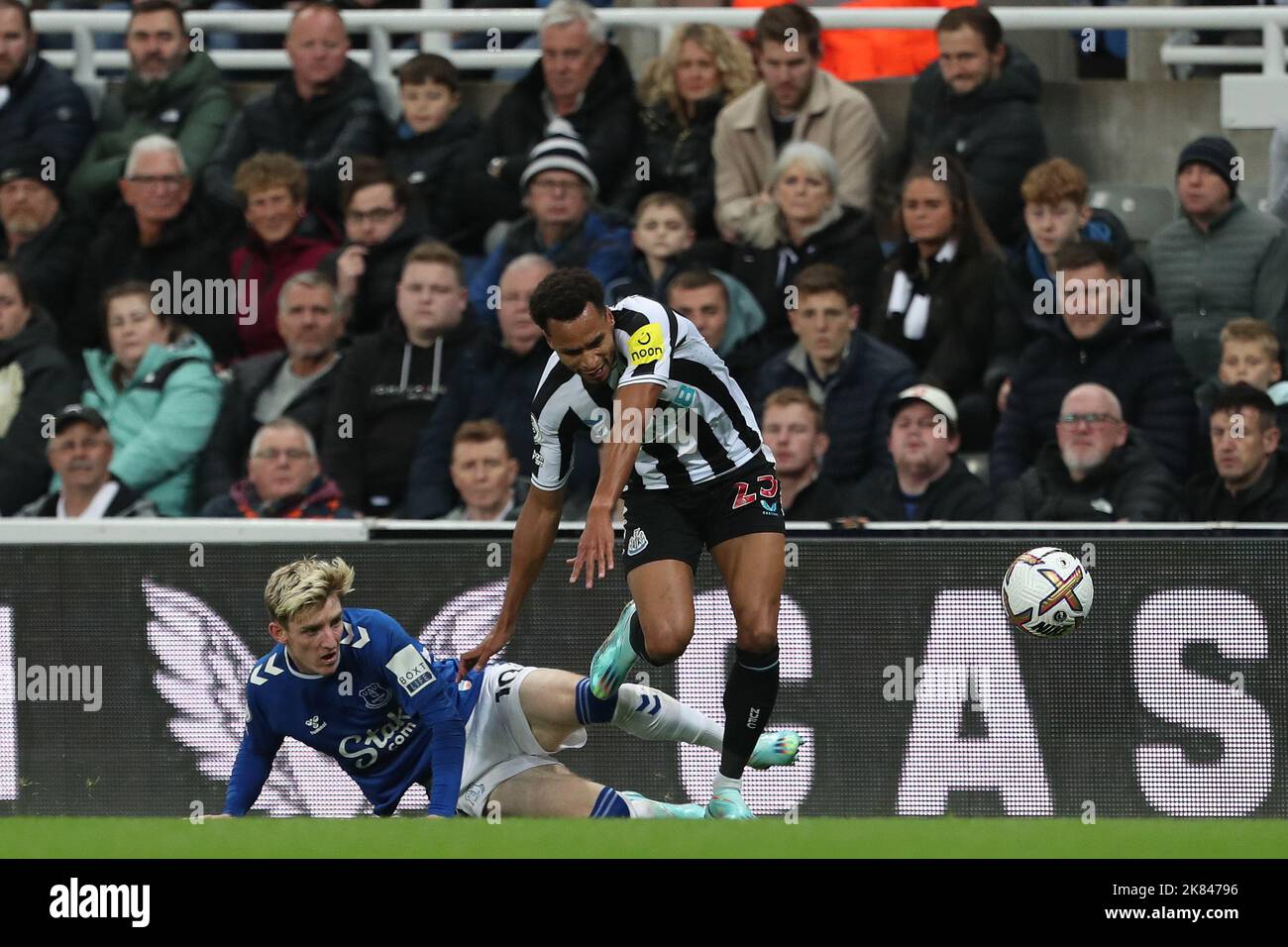 Everton's Anthony Gordon battles with Newcastle United's Jacob Murphy during the Premier League match between Newcastle United and Everton at St. James's Park, Newcastle on Wednesday 19th October 2022. (Credit: Mark Fletcher | MI News) Credit: MI News & Sport /Alamy Live News Stock Photo