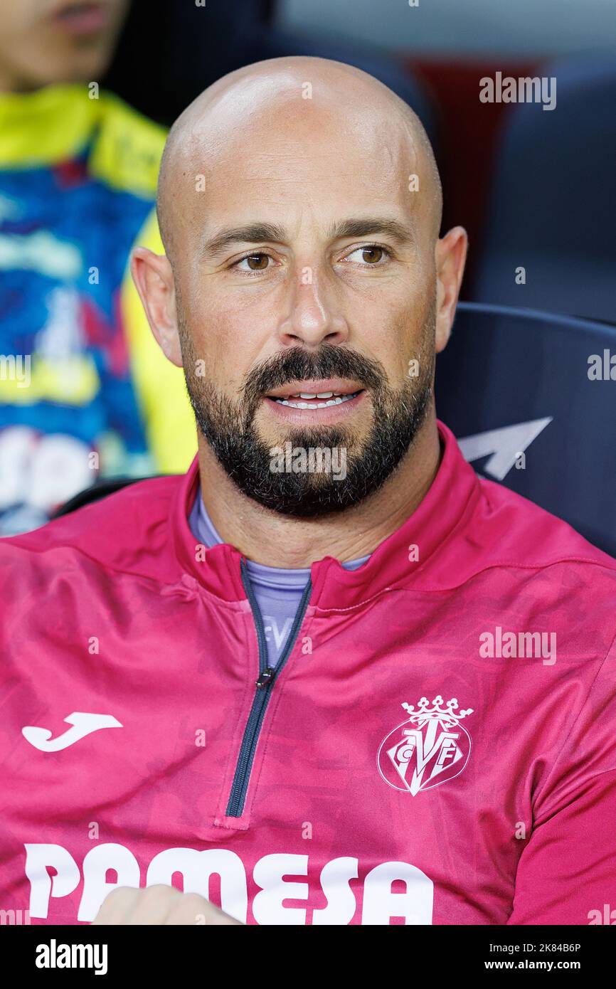 Barcelona, Spain. 20th Oct, 2022. Pepe Reina at the bench during the La Liga match between FC Barcelona and Villarreal CF at the Spotify Camp Nou Stadium in Barcelona, Spain. Credit: Christian Bertrand/Alamy Live News Stock Photo