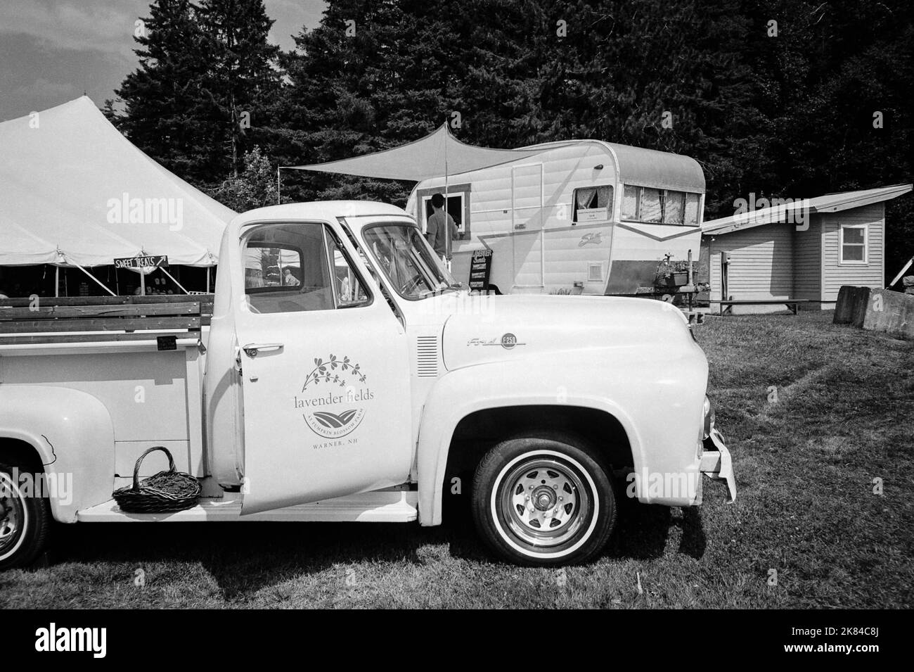 A vintage Ford F-250 and Shasta camping trailer owned by Lavender Fields at Puckin Blossom Farms are parked in the grass at the League of New Hampshir Stock Photo