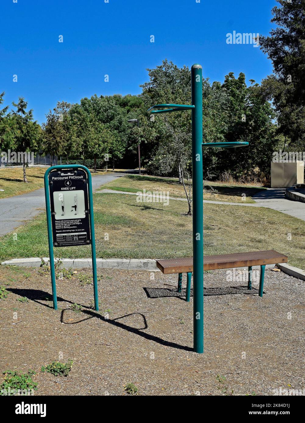 GameTime, Parcourse Fitcircuit knee lift exercise station in a public