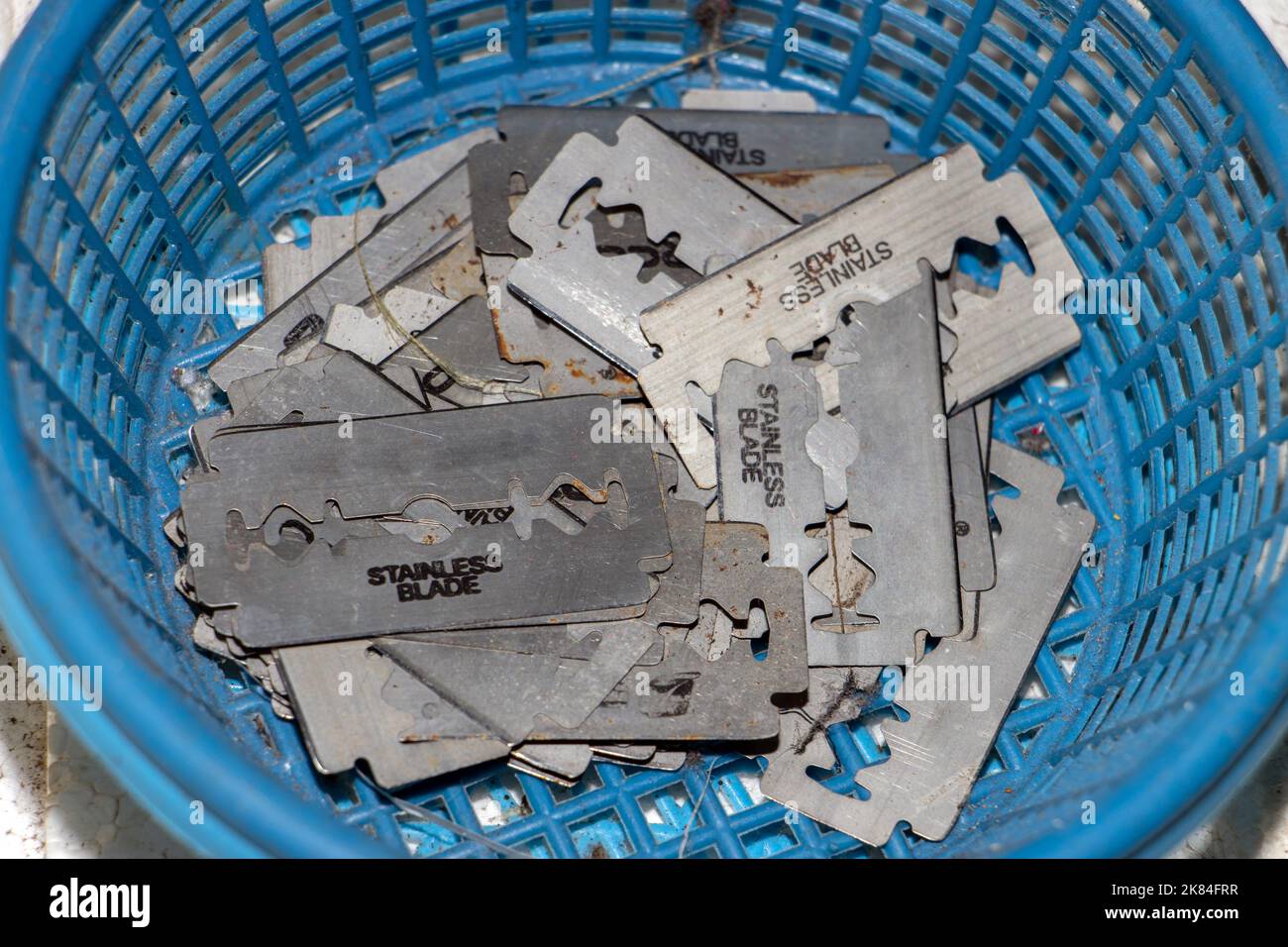 A pile of old razors in a plastic basket Stock Photo - Alamy
