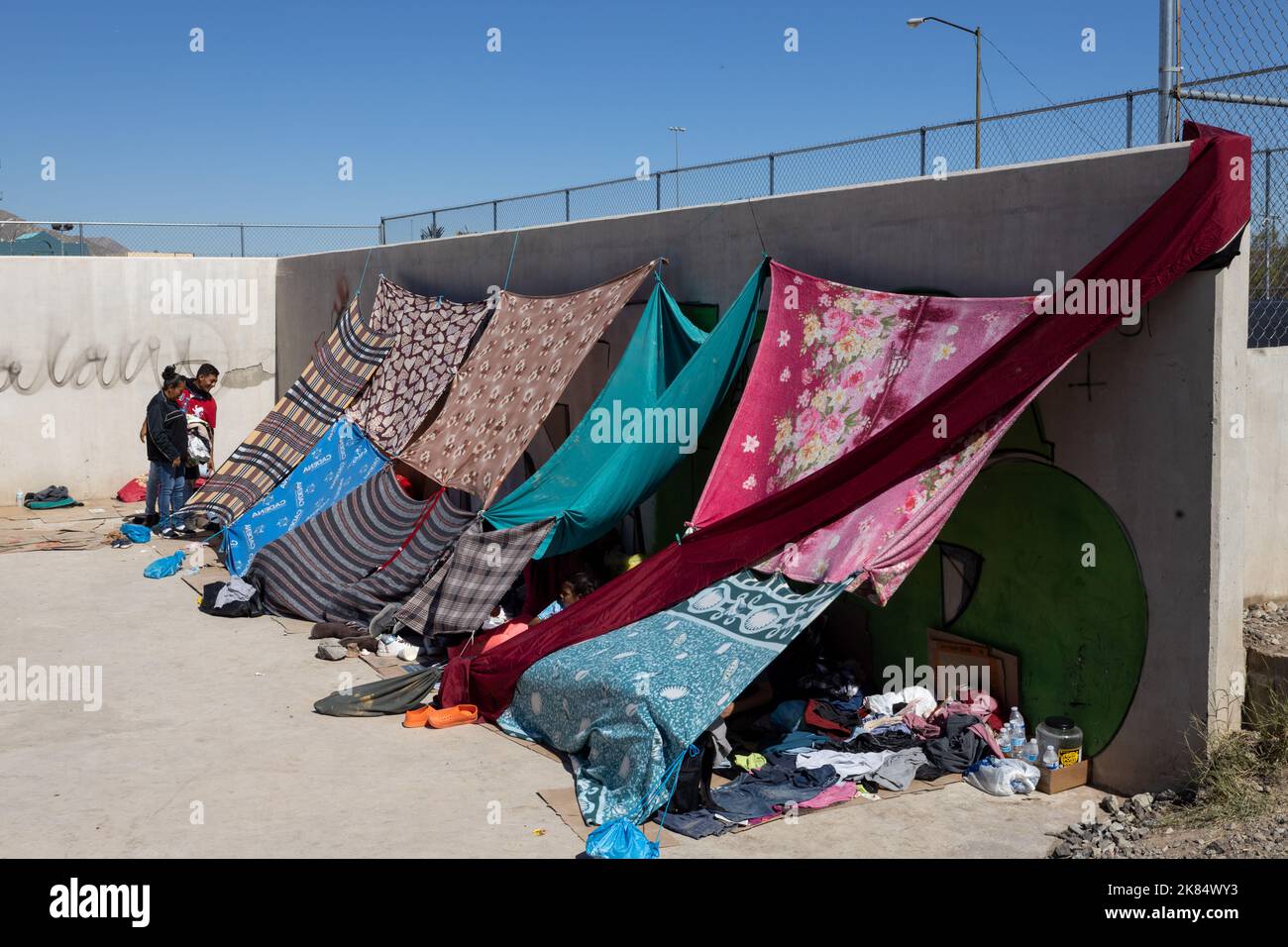 Juarez, Chihuahua, Mexico. 20th Oct, 2022. Nearly 600 Venezuelan migrants are stranded in Ciudad JuÃ¡rez, Chihuahua after being expelled from the United States under title 42, the migrants take shelter under the international bridge because the shelters are at their maximum capacity, every day more Venezuelans are expelled of the United States along this border. (Credit Image: © David Peinado/ZUMA Press Wire) Credit: ZUMA Press, Inc./Alamy Live News Stock Photo