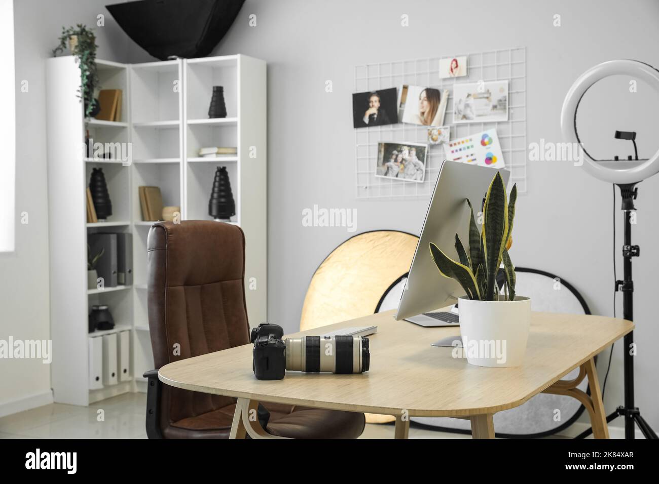 Photographers workplace hi-res stock photography and images - Alamy