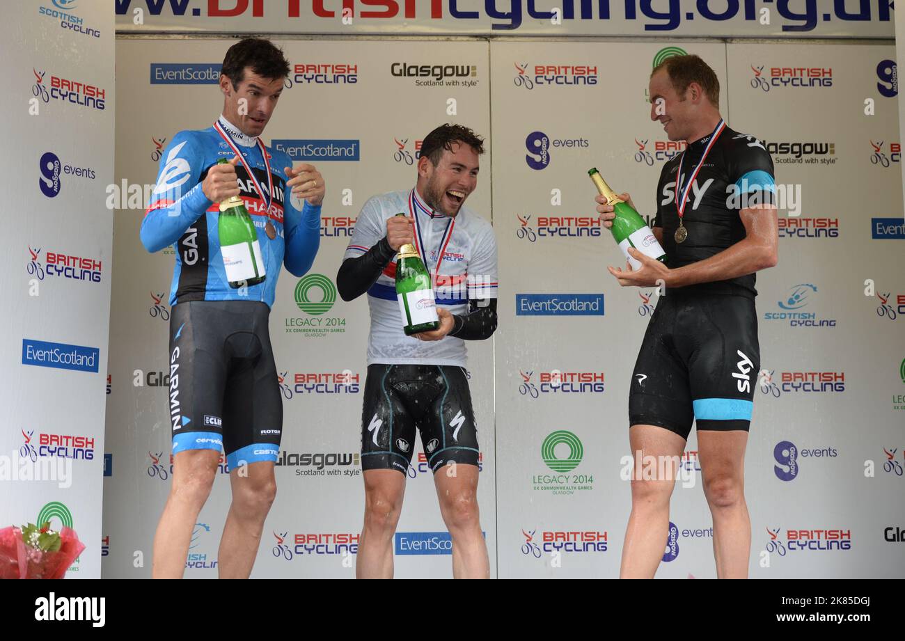 Mark Cavendish on to the podium alongside David Millar (left) and Ian
