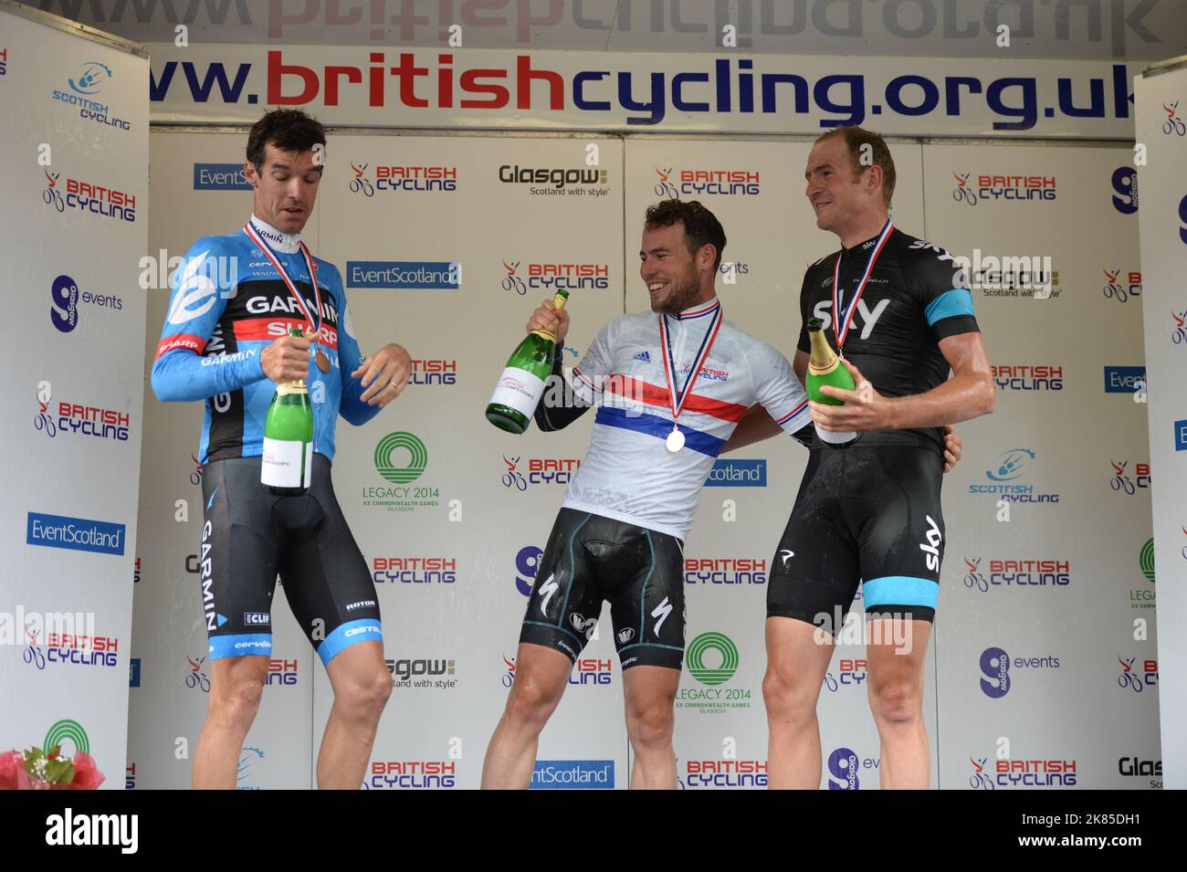 Mark Cavendish on to the podium alongside David Millar (left) and Ian